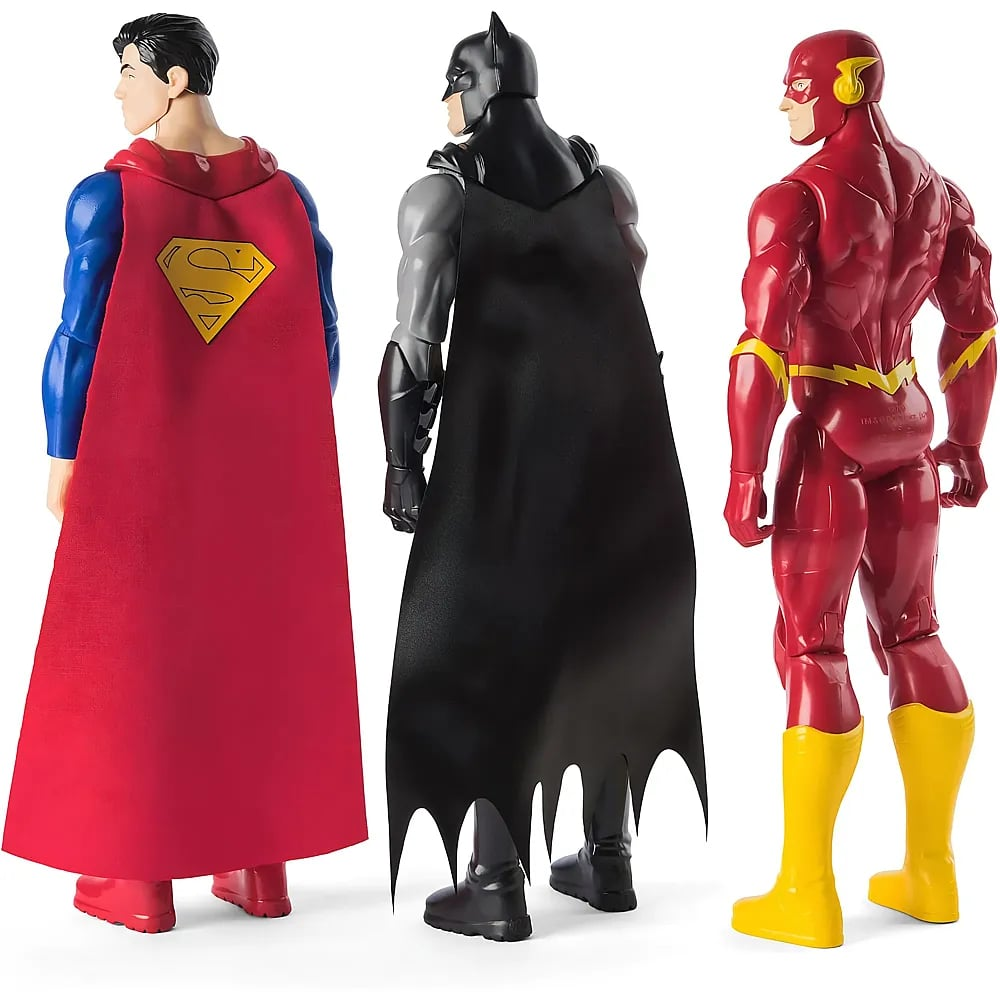 Vista trasera de tres figuras de acción de superhéroes de DC: Superman, Batman y Flash.