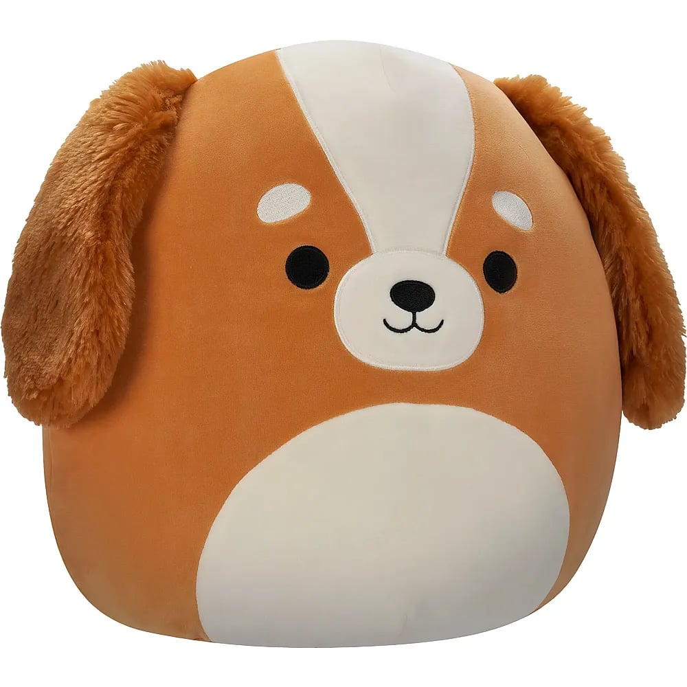 Un chien en peluche rond marron et blanc avec de grandes oreilles tombantes et des yeux ronds sur fond blanc.
