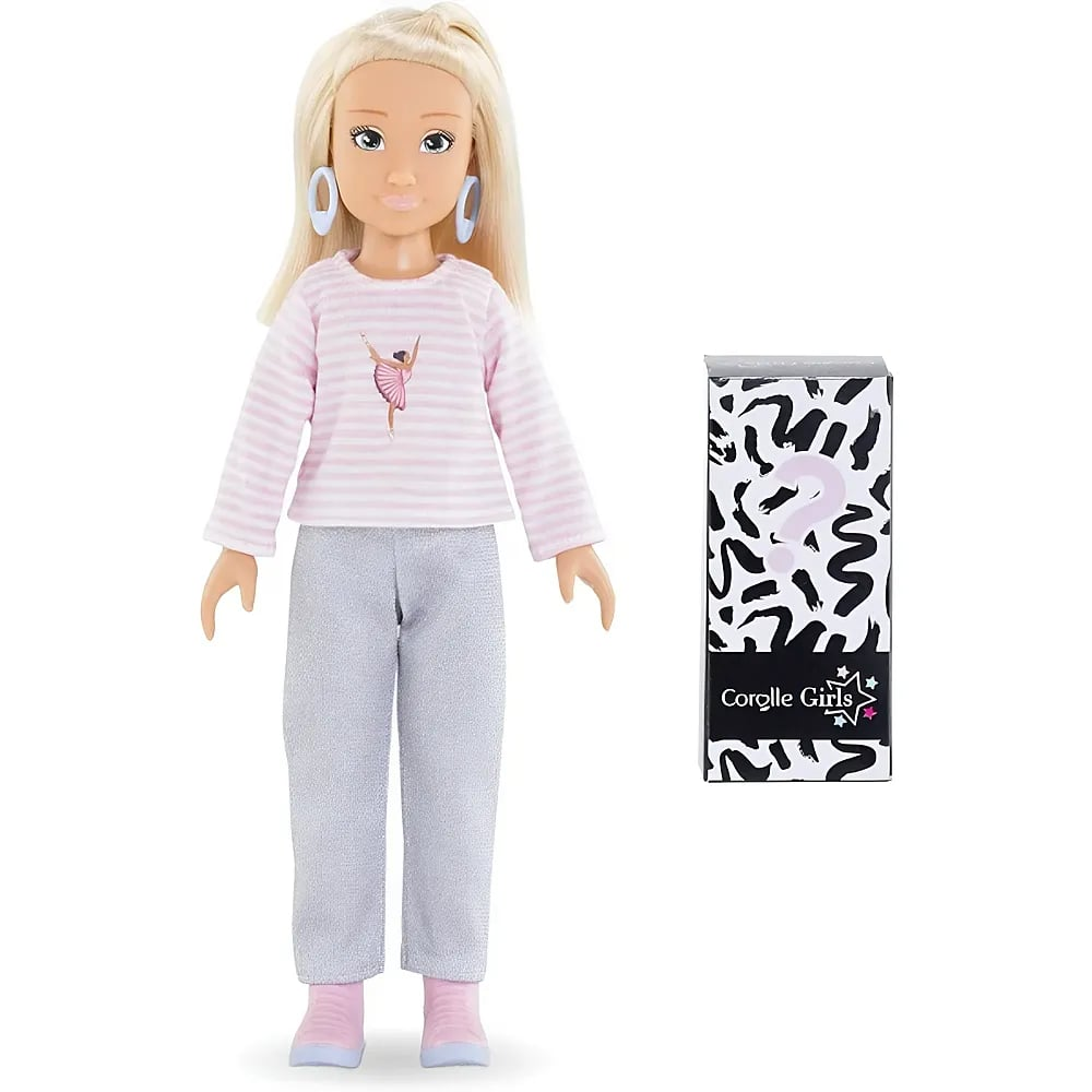 Blonde Puppe mit rosafarbenem Oberteil und silbernen Hosen neben einer Geschenkbox vor weißem Hintergrund.