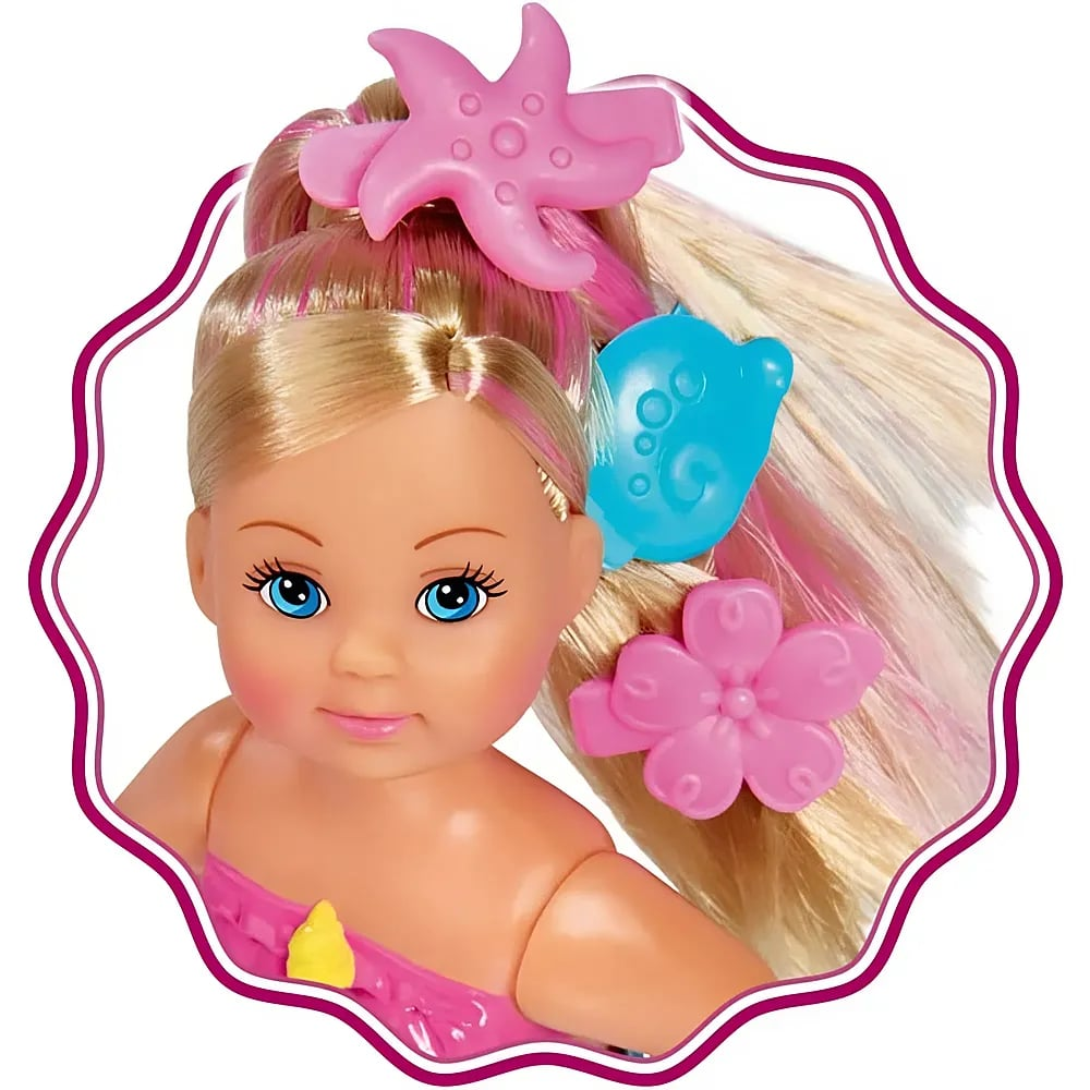 Nahaufnahme einer Puppe mit blondem Haar, rosa Strähnen und farbigen Haarspangen in Form eines Seesterns und einer Blume.