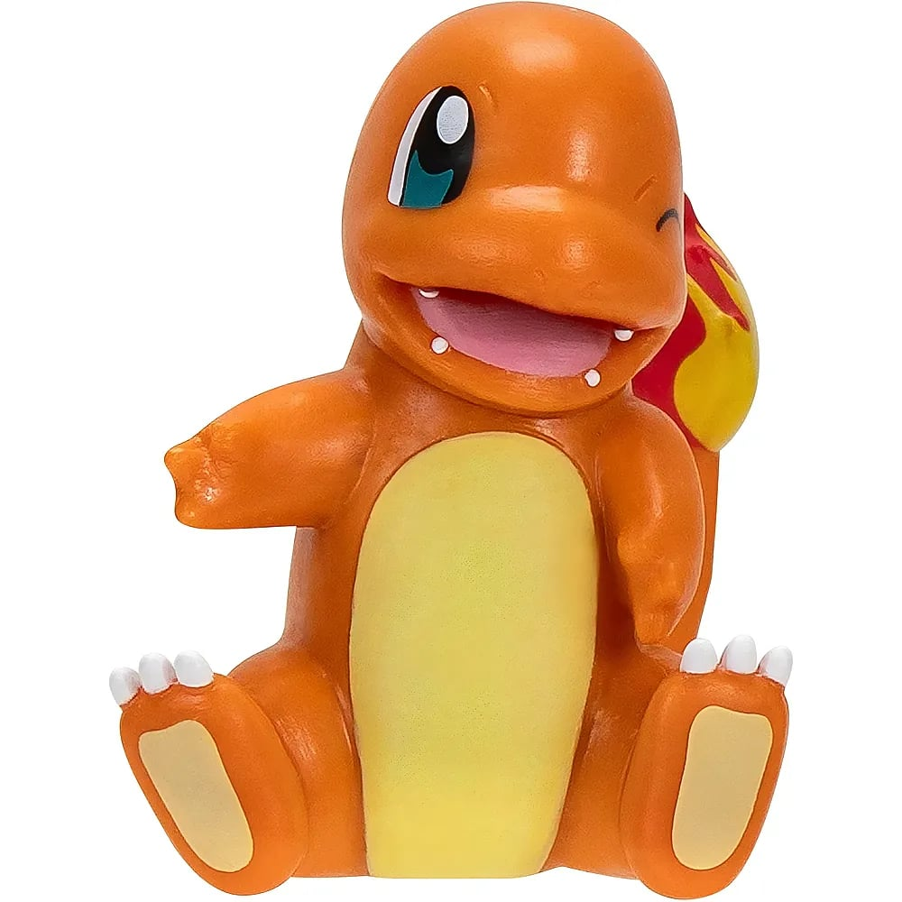 Eine niedliche orangefarbene Charmander-Figur sitzt auf weißem Hintergrund und zeigt ihre gelbe Unterseite.