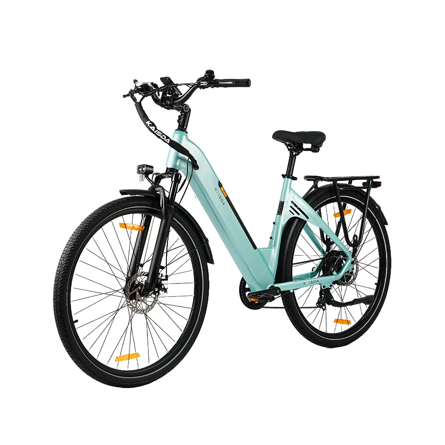 Ein hellblaues Elektrofahrrad mit schwarzem Sattel, Gepäckträger und grobstolligen Reifen auf weißem Hintergrund.