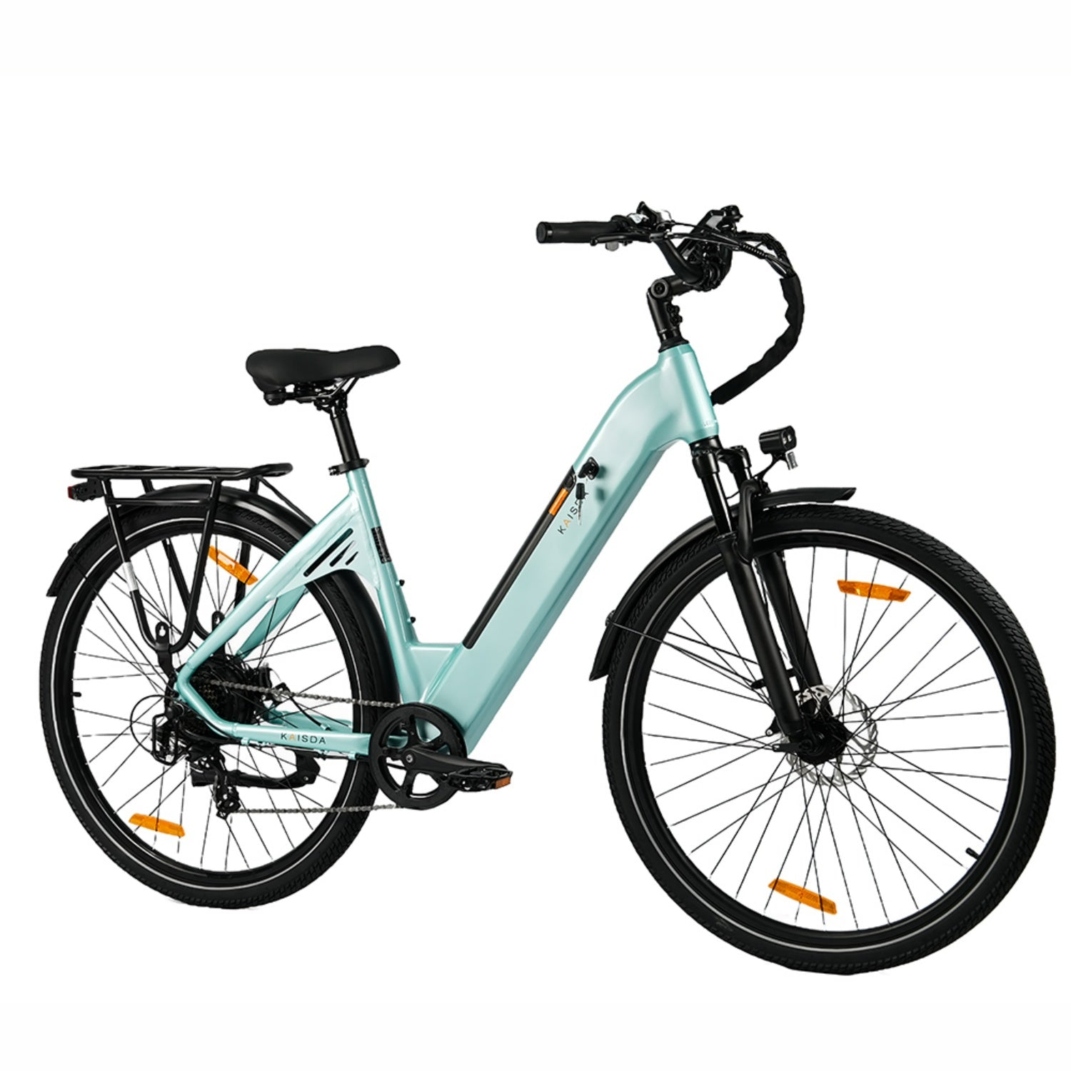 Ein hellblaues Elektrofahrrad mit schwarzem Sattel, Gepäckträger und vorderer Federgabel vor weißem Hintergrund.