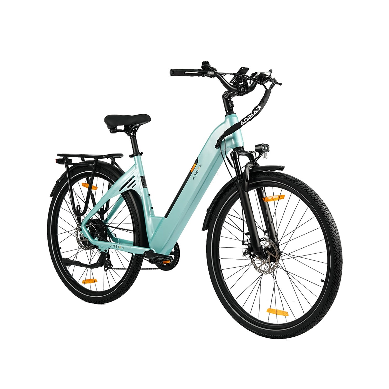 Ein hellblaues Elektrofahrrad mit schwarzem Sattel und Gepäckträger auf weißem Hintergrund.