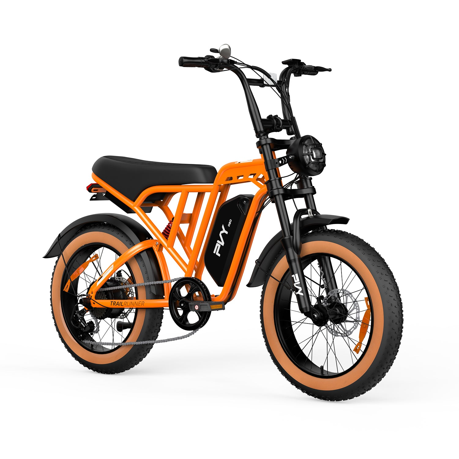 Ein orangenes Elektrofahrrad mit dicken Reifen, schwarzem Sitz und schwarzem Lenker vor weißem Hintergrund.