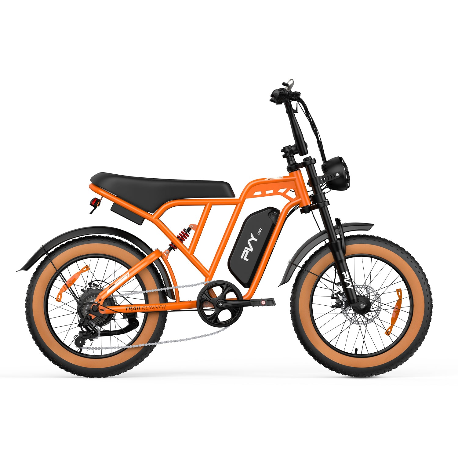 Ein orange-schwarzes Elektro-Moped-Fahrrad mit dicken Reifen und einem langen schwarzen Sitz auf weißem Grund.