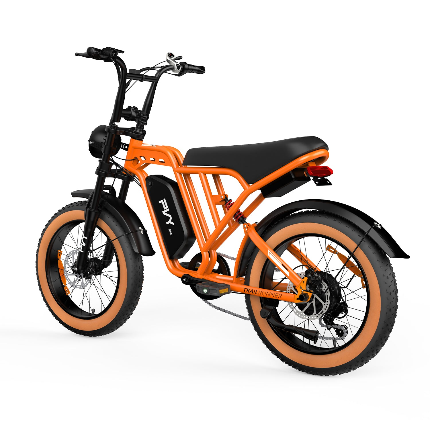 Ein orangefarbenes E-Bike mit dickem Reifen, schwarzem Sitz und schwarzem Rahmen auf weißem Hintergrund.