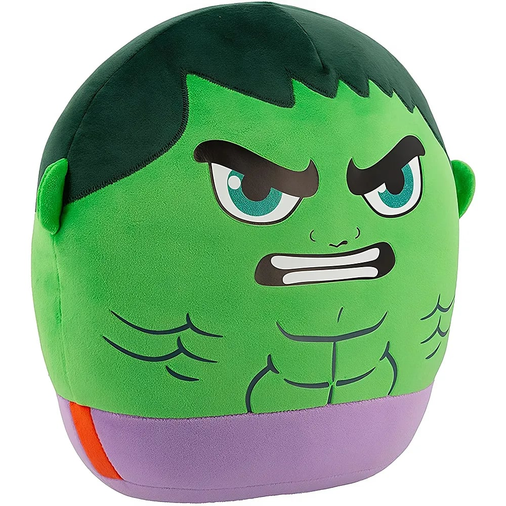 Ein runder grüner Hulk Plüschball mit wütendem Gesichtsausdruck, schwarzen Haaren und lila Shorts auf weißem Grund.