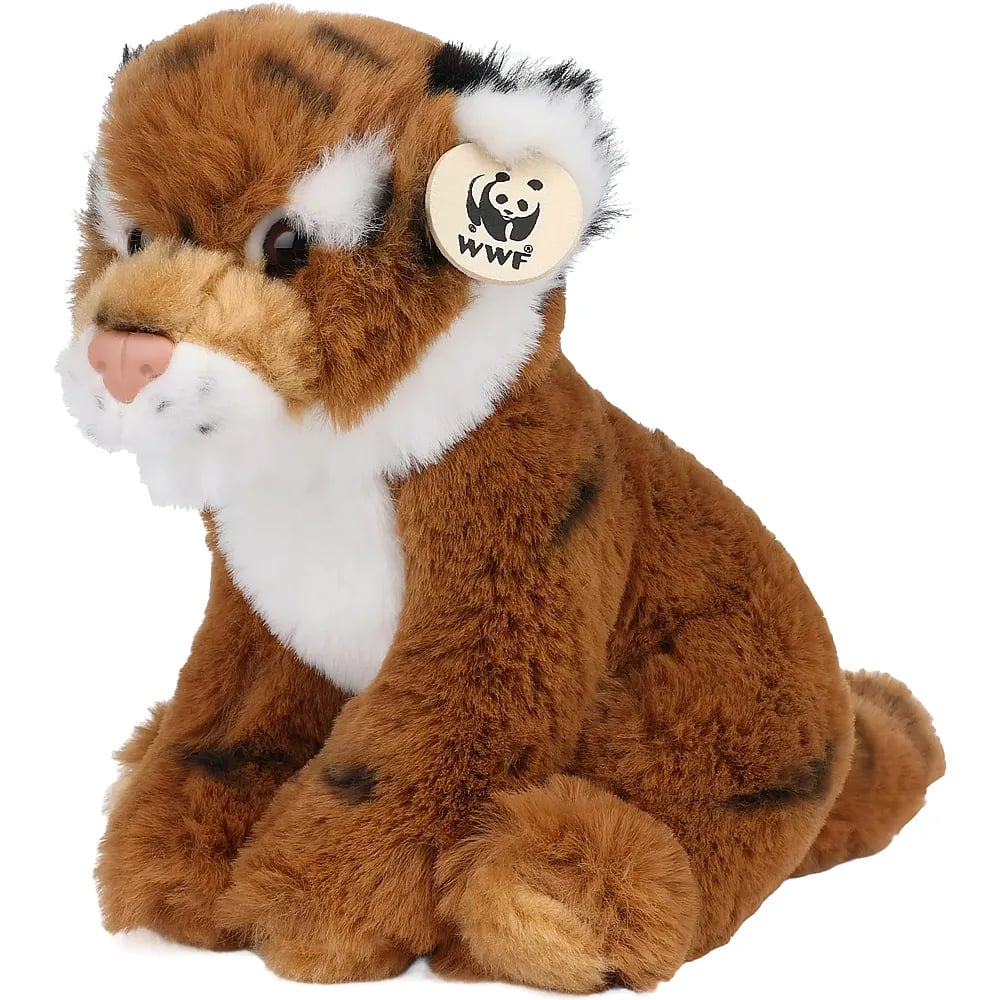 Ein flauschiger Stofftiger sitzt auf weißem Hintergrund und trägt ein WWF-Etikett am Ohr.