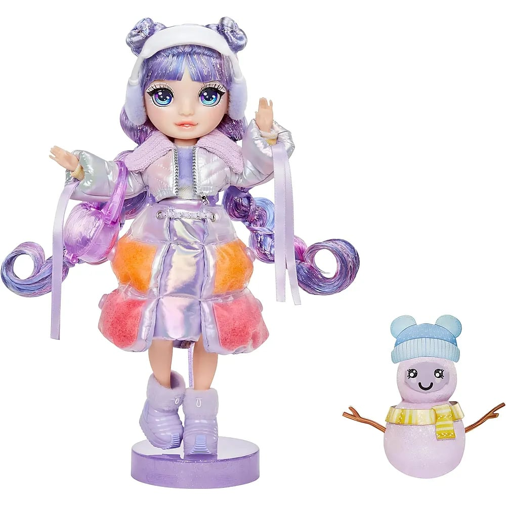 Modepuppe mit lila Haaren in Winterkleidung, Earmuffs und einem passenden kleinen Schneemann.