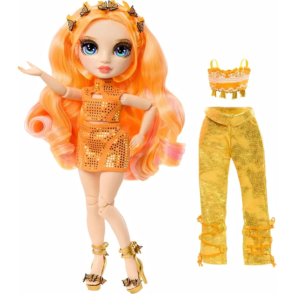 Muñeca con cabello naranja y mariposas, vistiendo top, falda y tacones brillantes, con un conjunto extra.