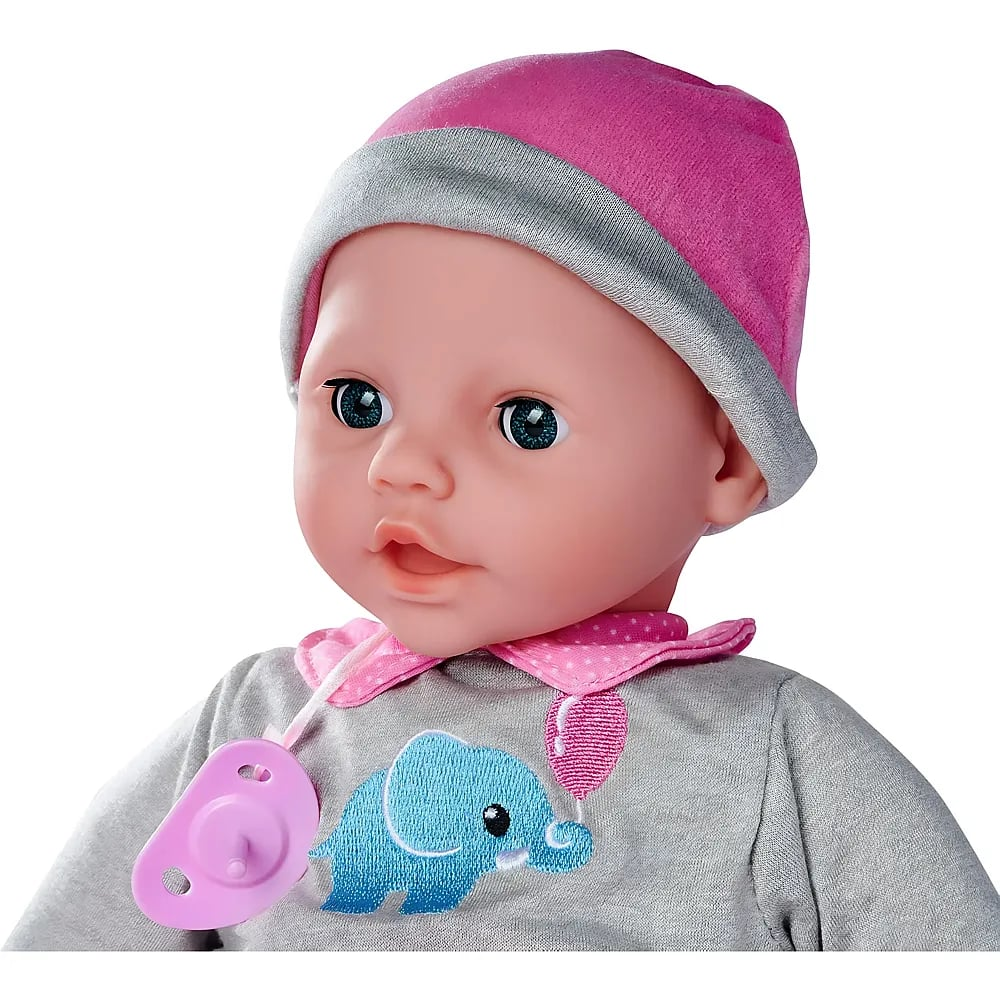 Babypuppe mit rosa Mütze, grauem Elefanten-Shirt und rosa Schnuller vor weißem Hintergrund.