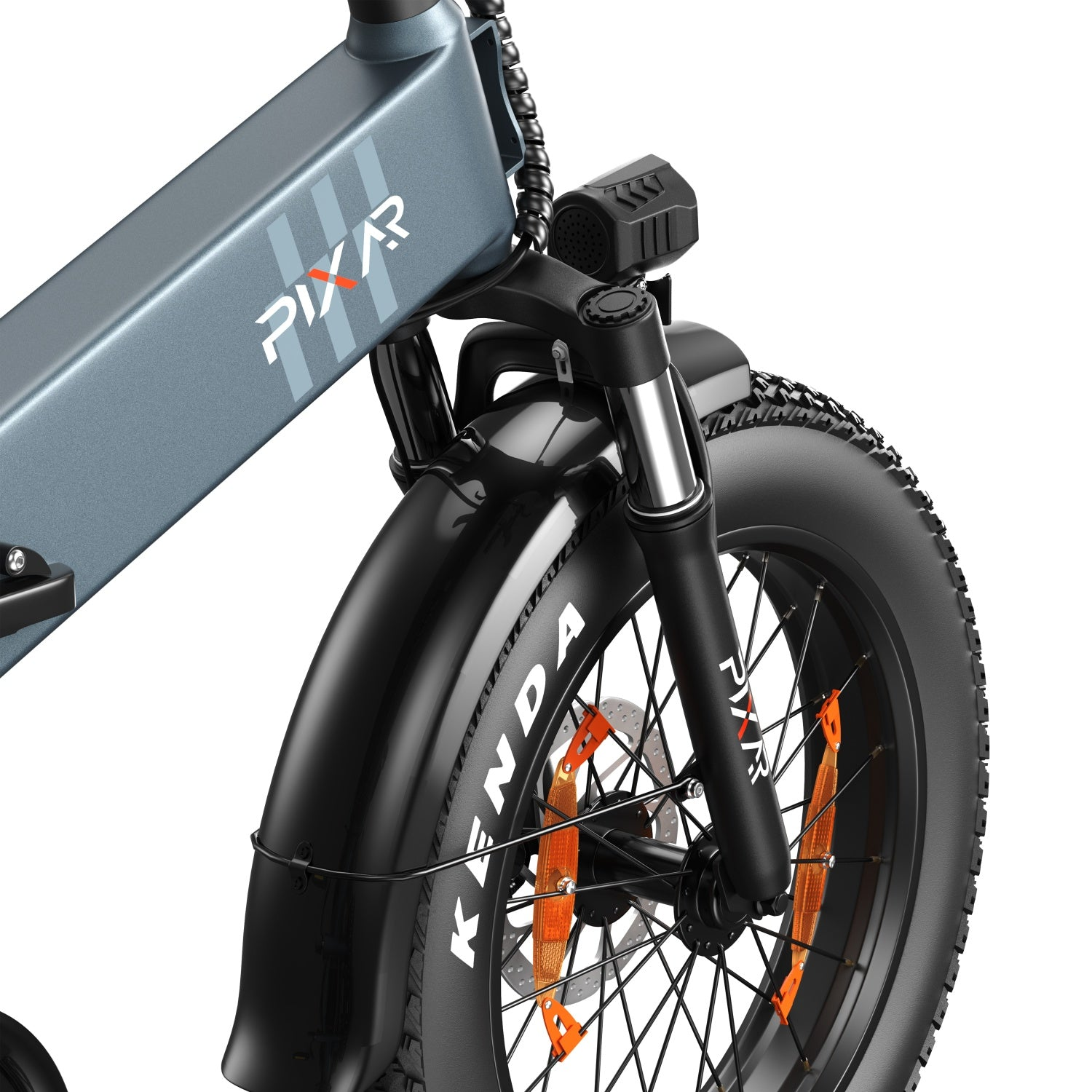 Nahaufnahme eines blauen E-Bike-Rahmens, schwarzem Reifen, Federgabel und Kenda-Schriftzug auf weißem Hintergrund.