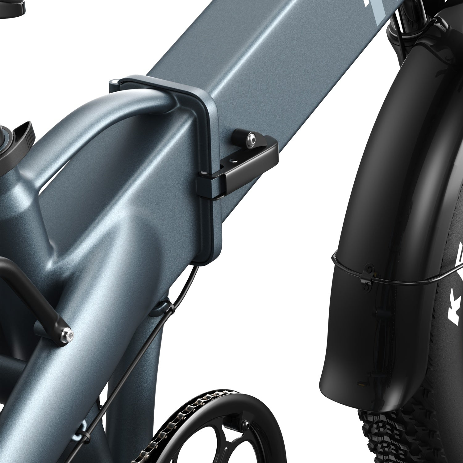 Nahaufnahme eines grauen E-Bike-Klapprahmens mit schwarzem Verschlussmechanismus und Schutzblech auf weißem Grund.