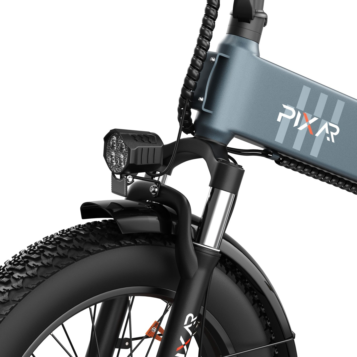 Nahaufnahme eines blauen E-Bike-Rahmens mit Frontlicht, breitem Reifen und Federgabel vor weißem Hintergrund.