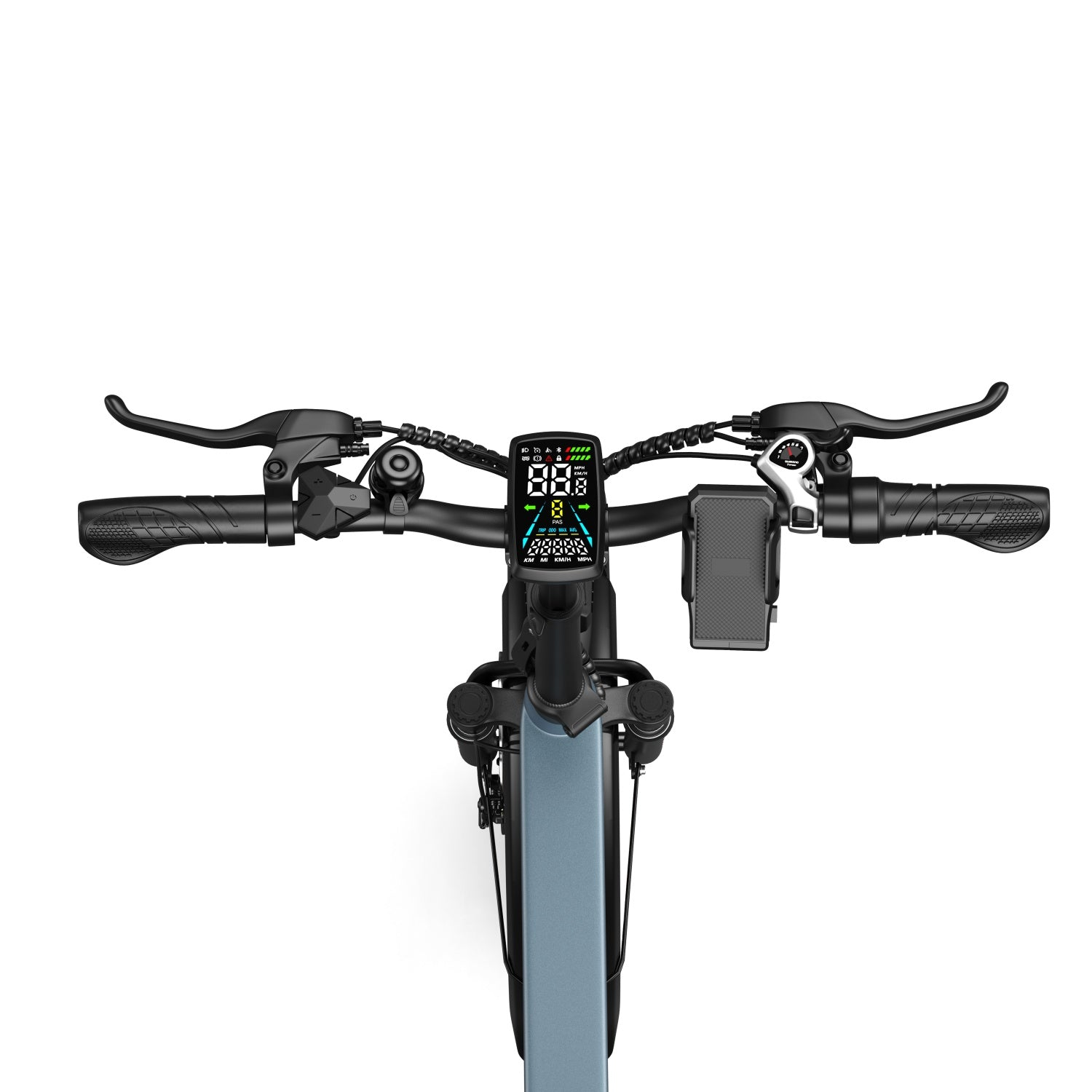 Lenker eines E-Bikes mit digitalem Display, Bremsen und Handyhalterung gegen weißen Hintergrund.