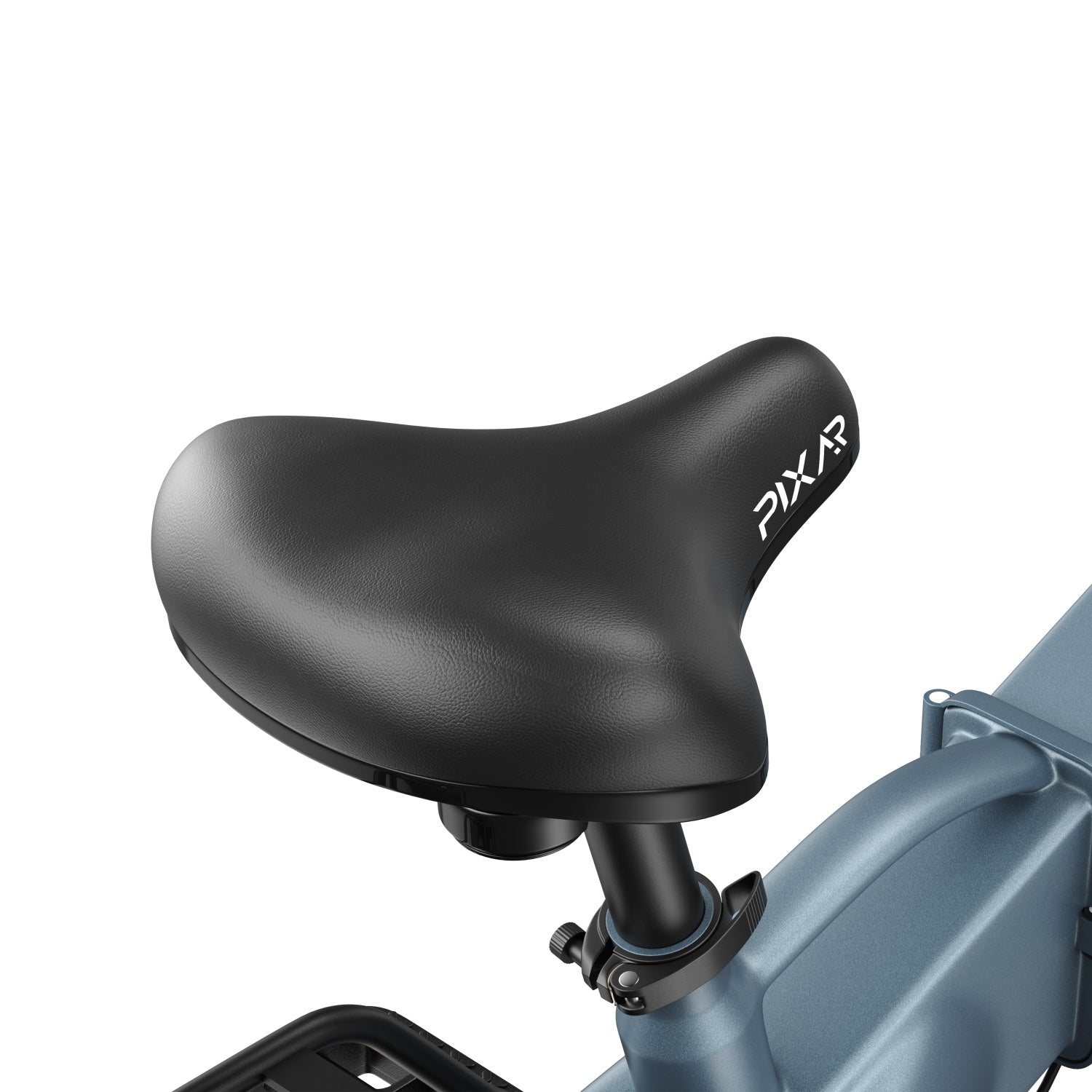 Ein schwarzer Fahrradsattel mit weißer Aufschrift auf einem blauen Fahrradrahmen vor weißem Hintergrund.