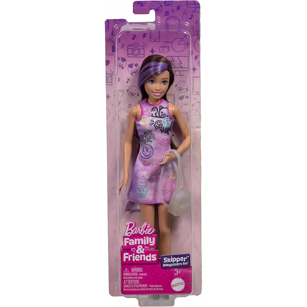 Eine Barbie Family & Friends Skipper Puppe in einem lila gemusterten Kleid mit weißer Tasche in einer lila Schachtel.