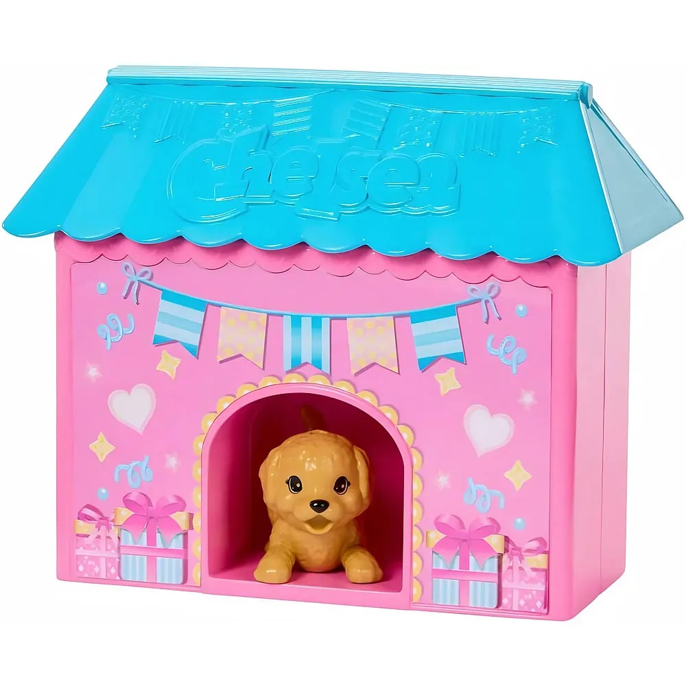 Un pequeño animal de peluche marrón asoma desde una casita de juguete rosa con techo azul.