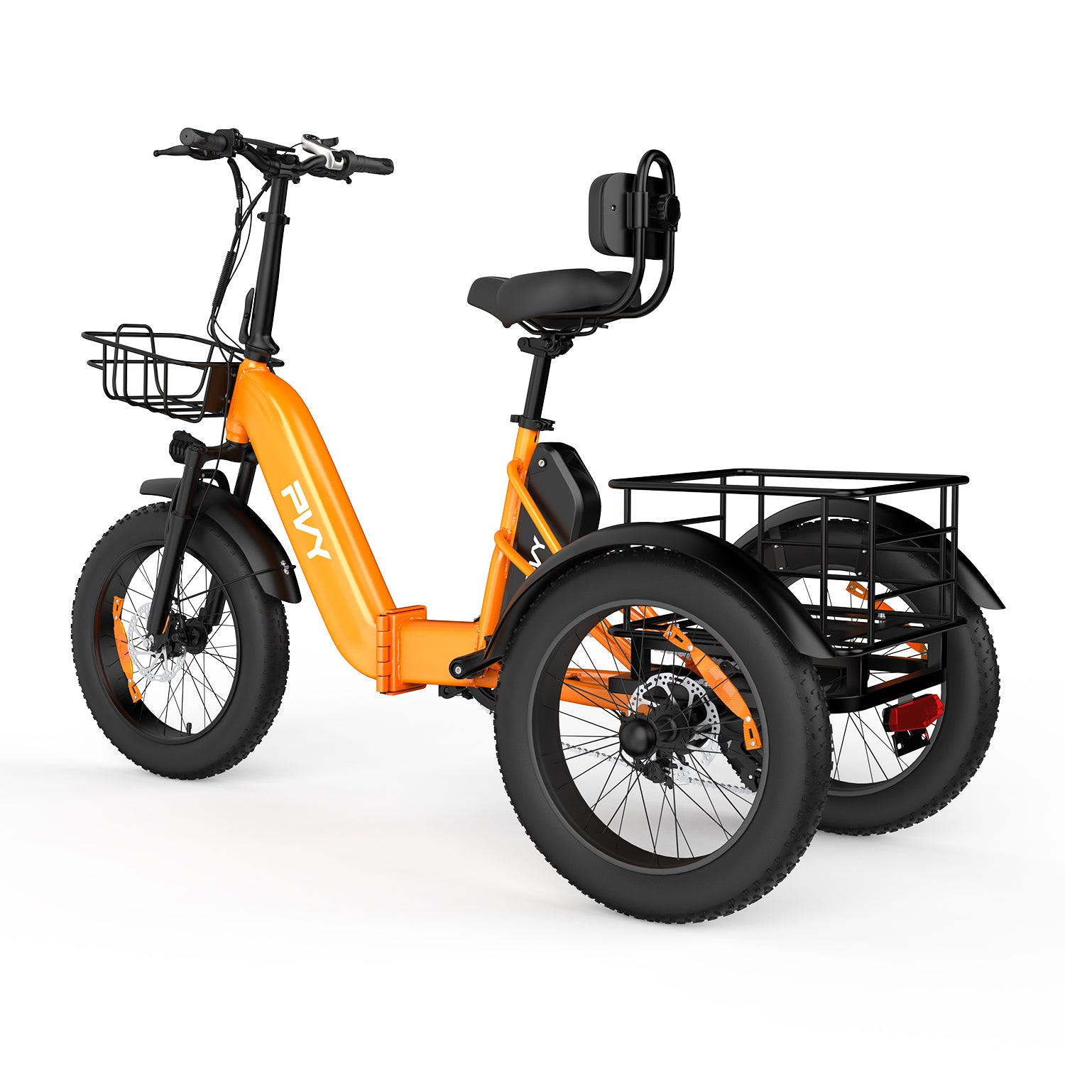 Ein orangenes Elektro-Dreirad mit dickem Reifen, Vordersitz, Korb hinten und Rückenlehne auf weißem Hintergrund.