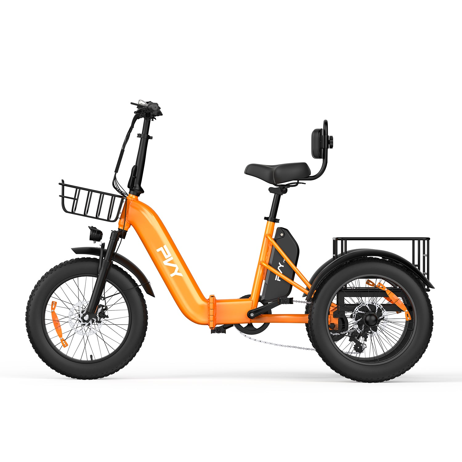 Ein orangefarbenes Elektrodreirad mit Frontkorb, Rückenlehne und Gepäckträger vor weißem Hintergrund.