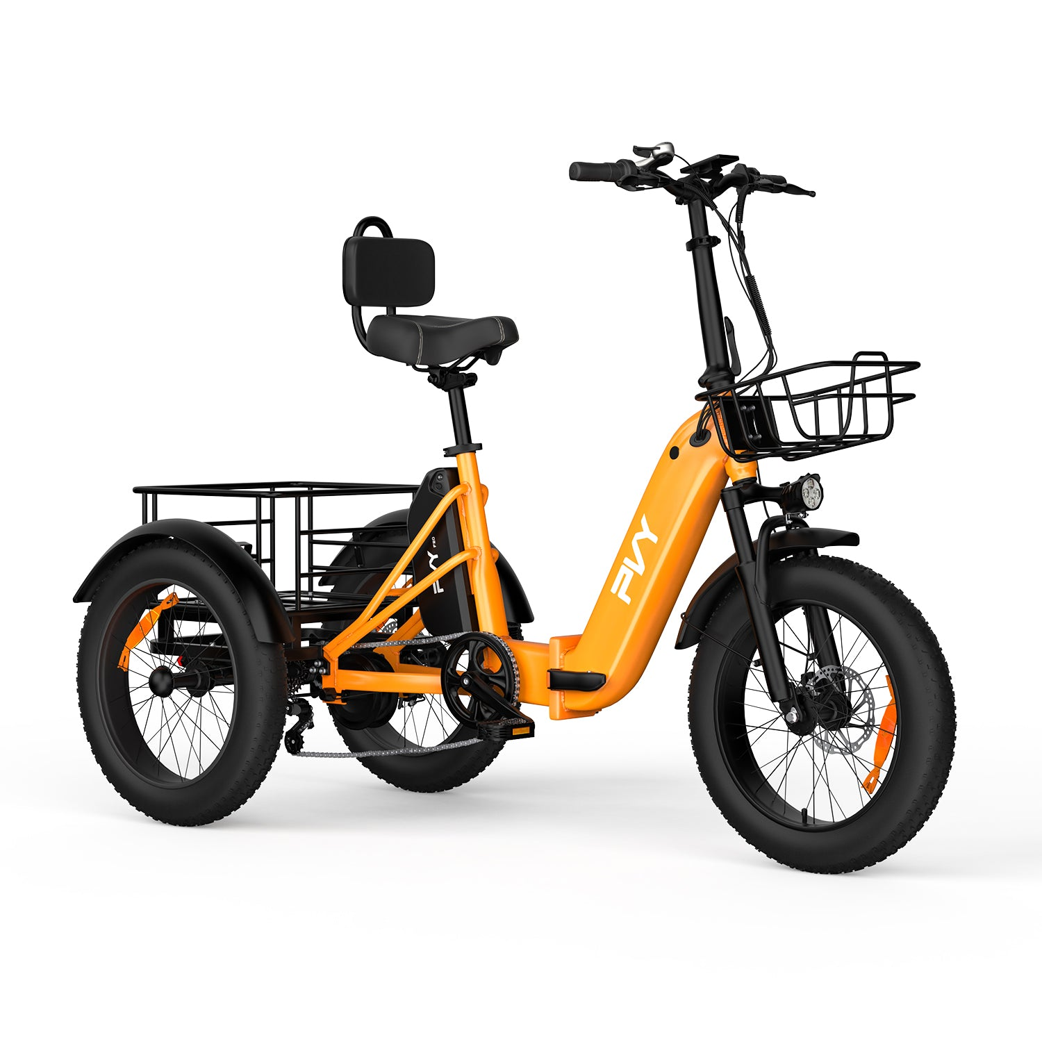 Ein orangefarbenes elektrisches Dreirad mit Vordersitz, Front- und Heckkörben vor einem weißen Hintergrund.