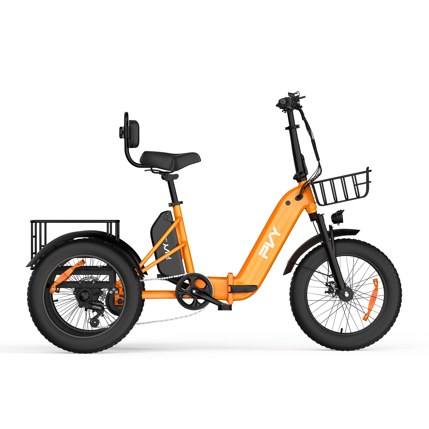 Ein orangefarbenes dreirädriges Elektrofahrrad mit dickem Reifen, Gepäckkörben vorne und hinten sowie einer Rückenlehne.