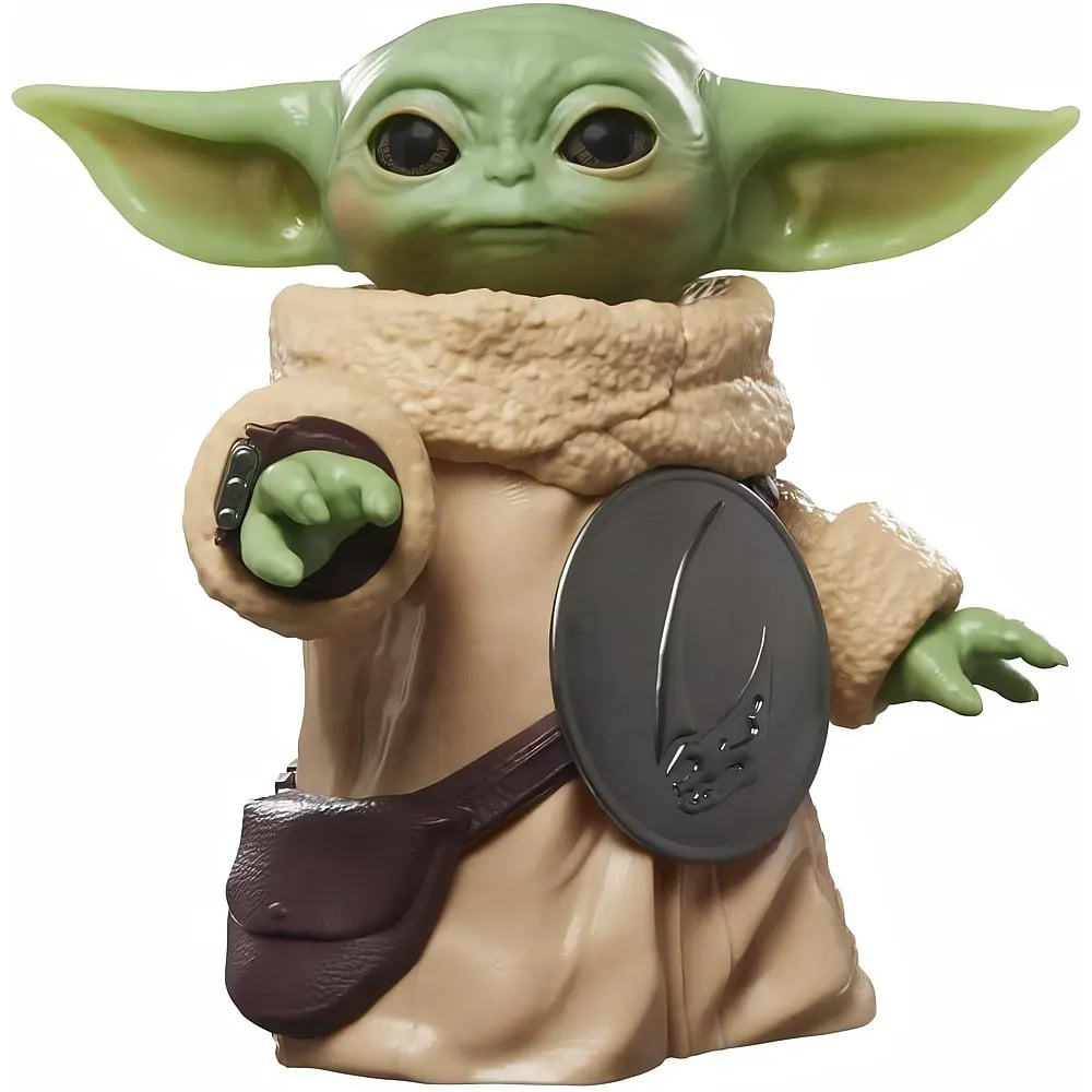 Una figura de acción de Grogu de Star Wars con una túnica beis y una insignia redonda en la espalda.