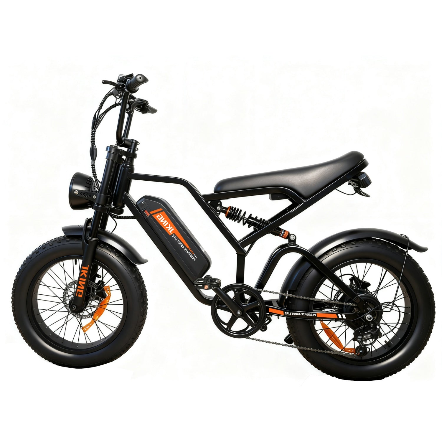 Ein schwarzes E-Bike mit dicken Reifen, orangefarbenen Akzenten, langer Sitzbank und Scheinwerfer vor weißem Hintergrund.
