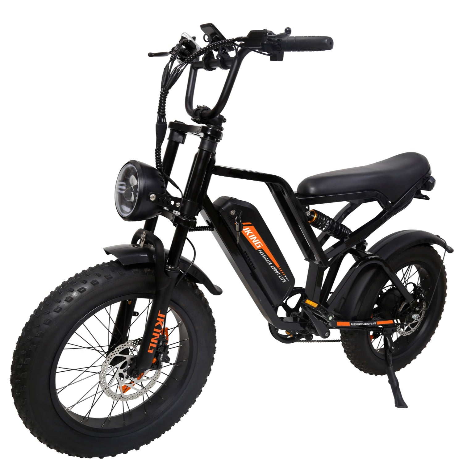 Ein schwarzes E-Bike mit dicken Reifen, rscheinigem LED-Scheinwerfer und orangefarbenen Akzenten auf weißem Grund.