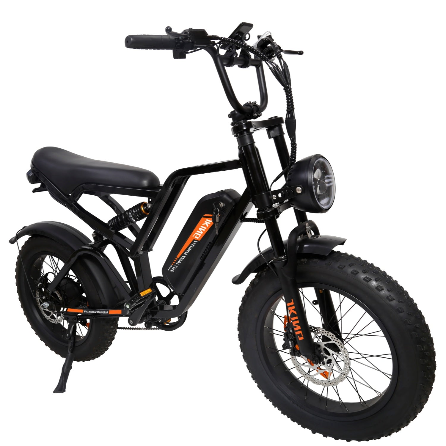 Ein schwarzes Elektrofahrrad mit dicken Reifen, Vorderradfederung und einem runden Scheinwerfer vor weißem Hintergrund.