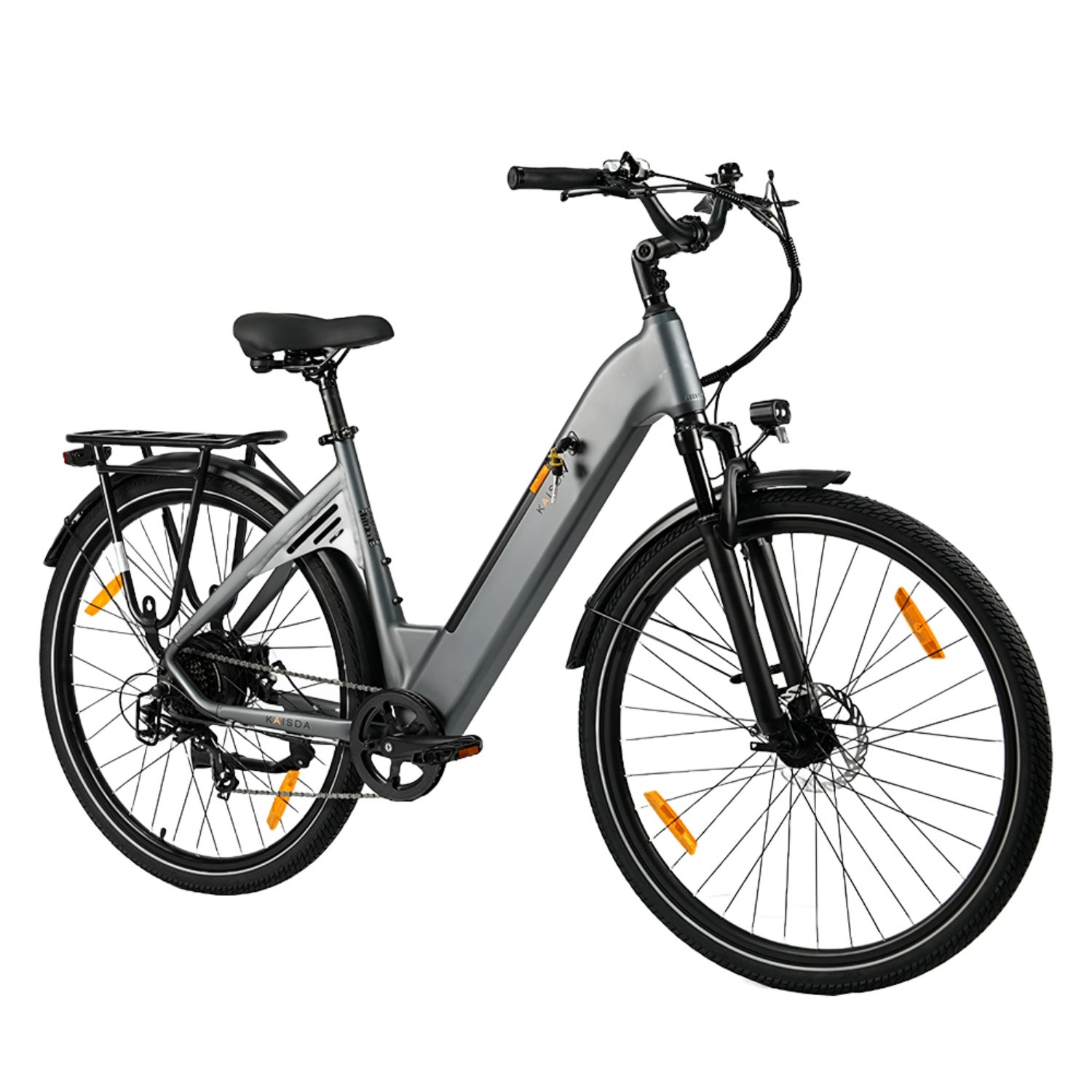 Ein graues E-Bike mit Gepäckträger und Schutzblechen steht vor weißem Hintergrund.
