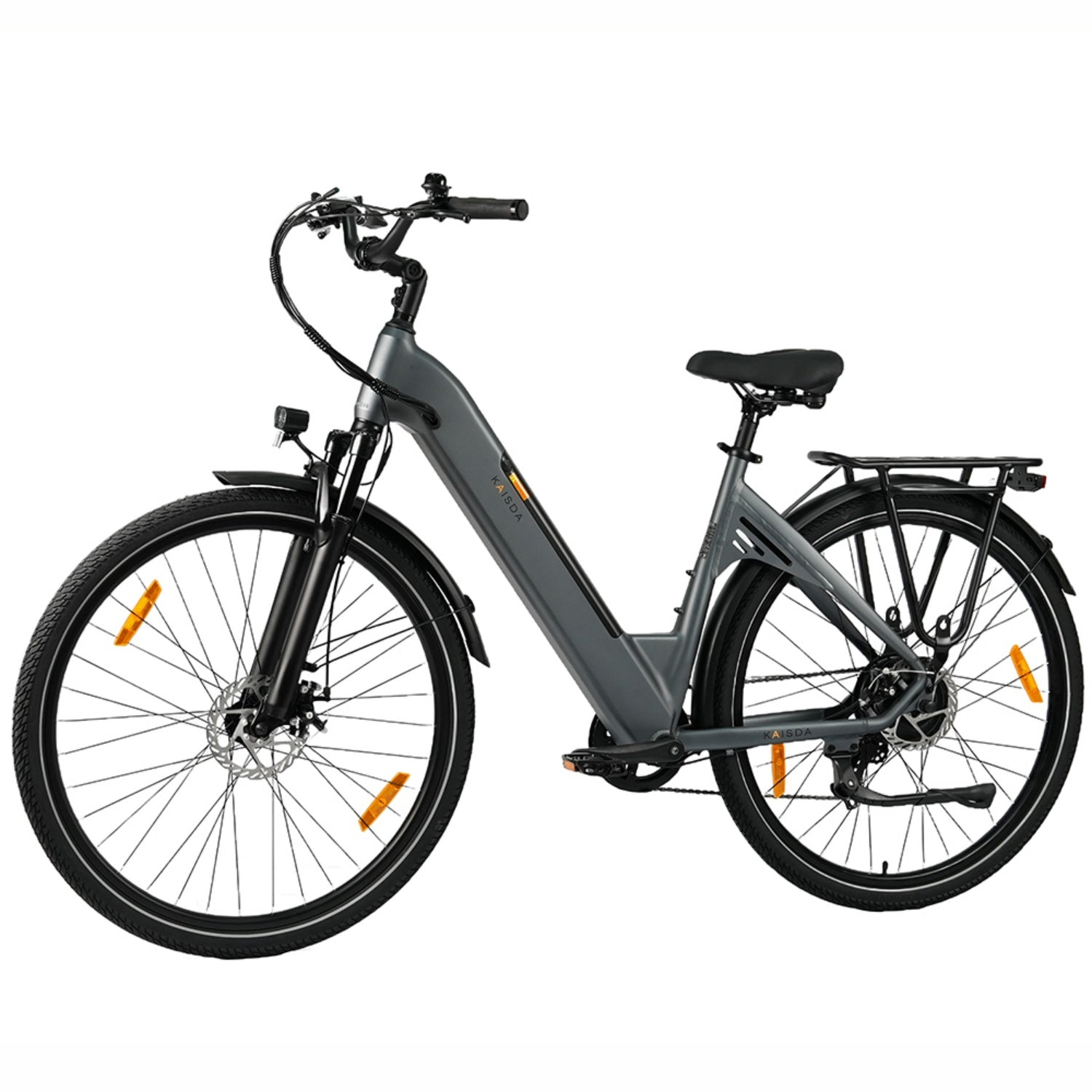 Ein graues E-Bike mit tiefem Einstieg, Gepäckträger, Schutzblechen und Frontscheinwerfer auf weißem Hintergrund.