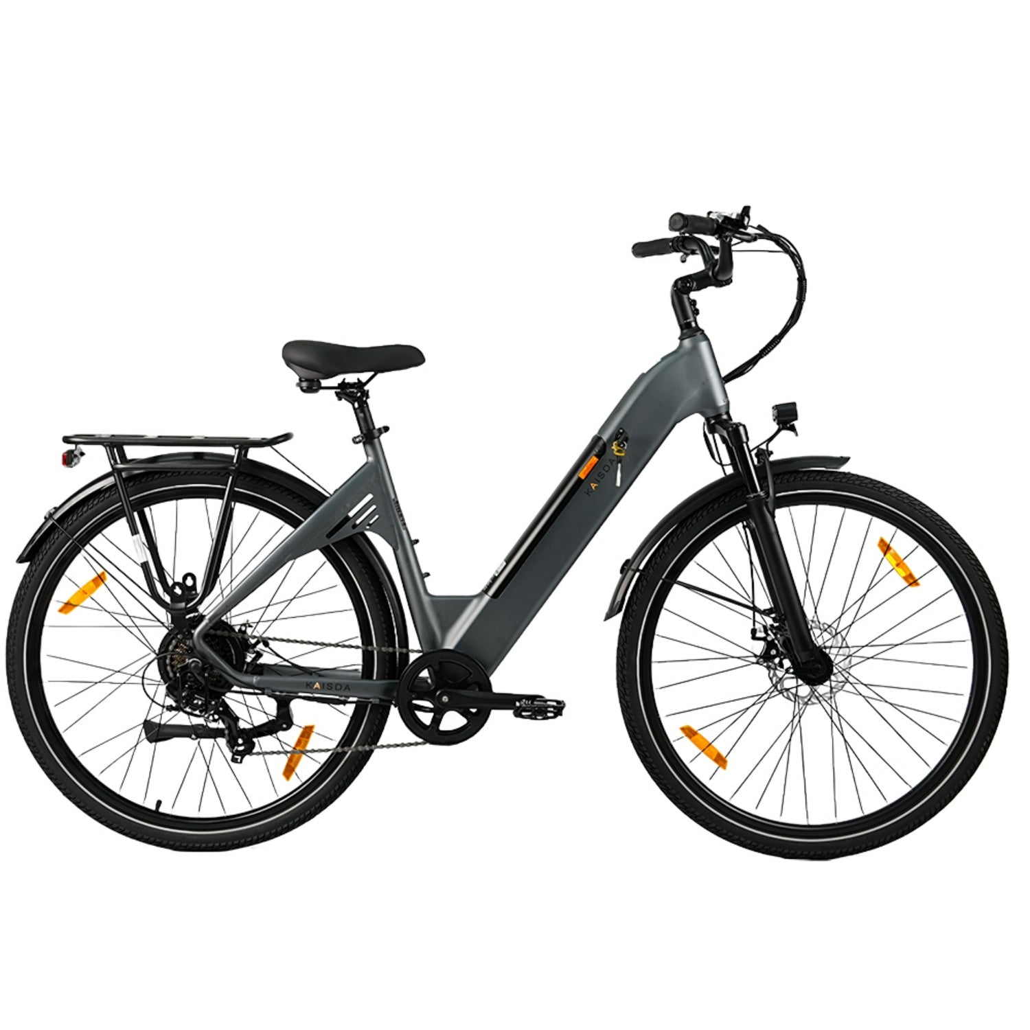 Ein dunkelgraues City-E-Bike mit tiefem Einstieg, Gepäckträger, schwarzen Schutzblechen und orangen Reflektoren.