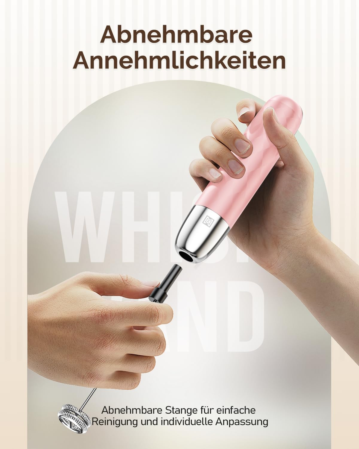 Ein rosafarbener Milchaufschäumer mit abnehmbarem Schneebesen wird von Händen gehalten.