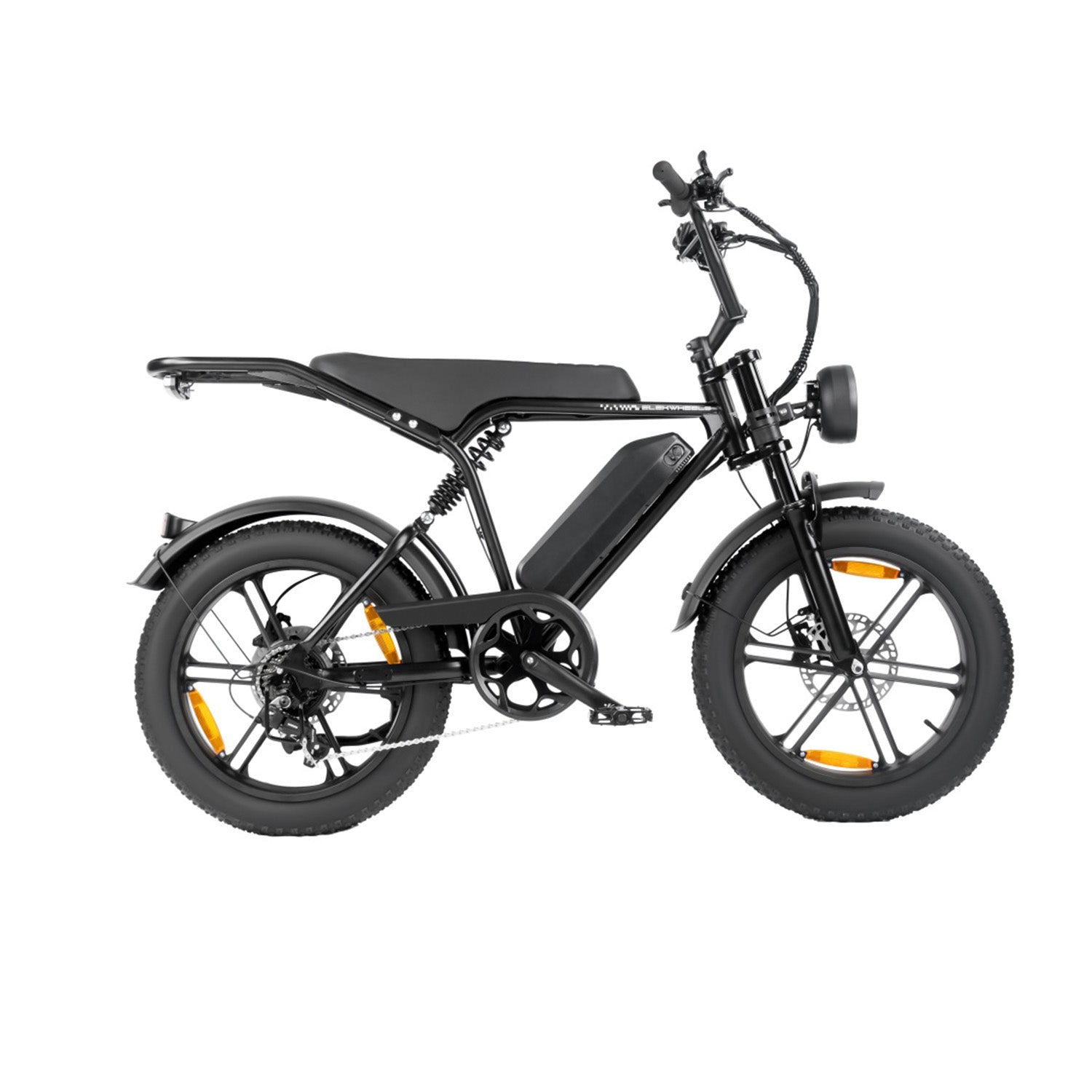 Ein schwarzes Elektro-Moped-Fahrrad mit dicken Reifen, langem Sitz, Frontlicht und Gepäckträger auf weißem Grund.