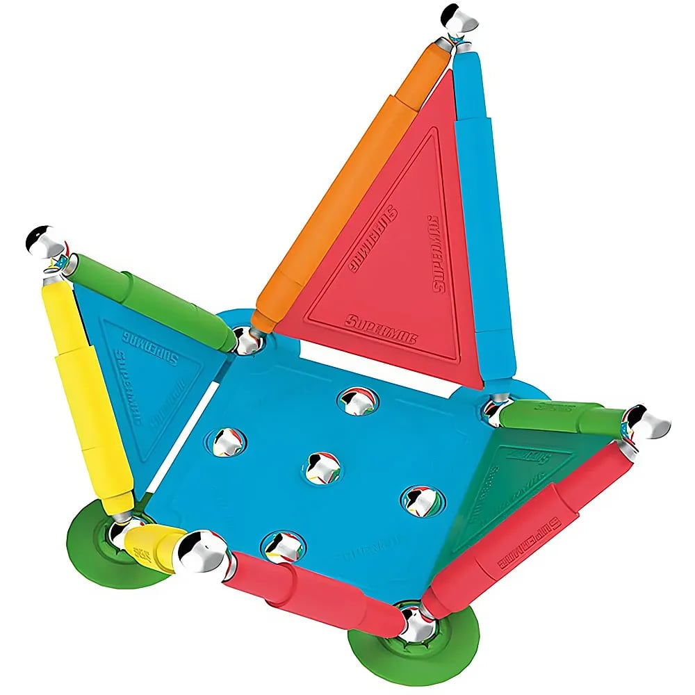 Colorato giocattolo magnetico geometrico con bacchette, sfere e pannelli su sfondo bianco.