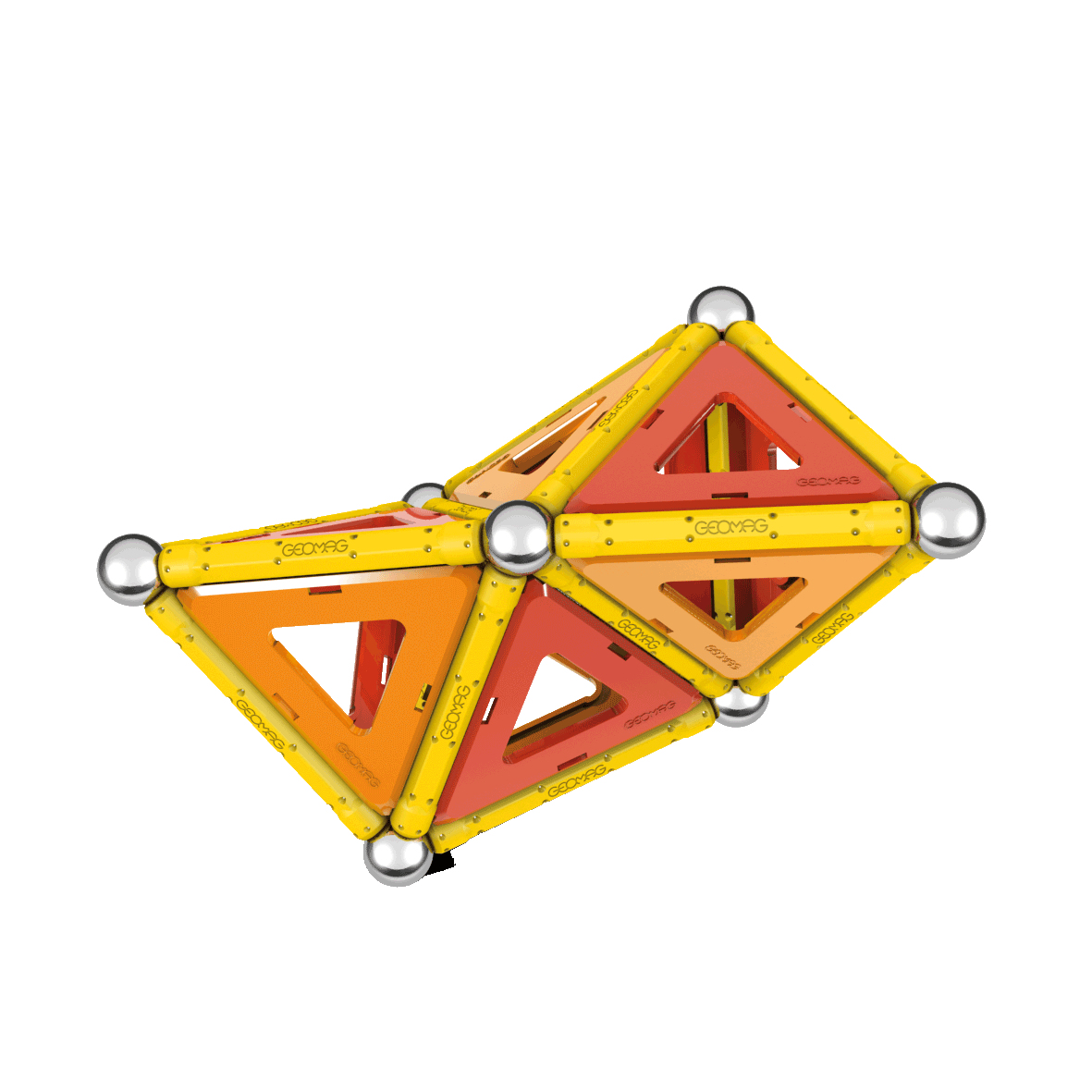 Una costruzione Geomag realizzata con bacchette gialle, sfere d'argento e triangoli arancione-rossi.