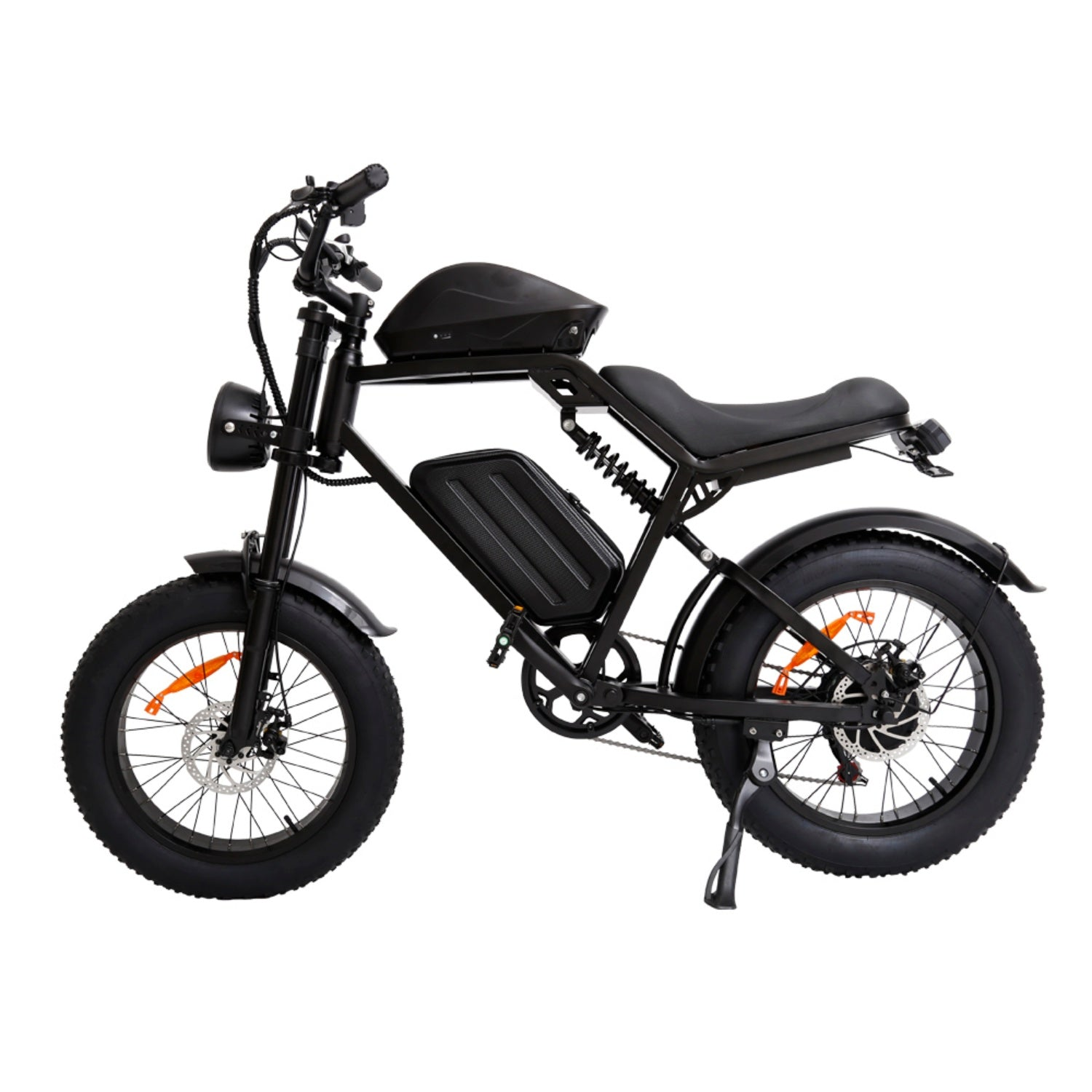 Ein schwarzes Elektrofahrrad mit dicken Reifen, Scheinwerfer, langem Sitz und Akku im Rahmen auf weißem Grund.