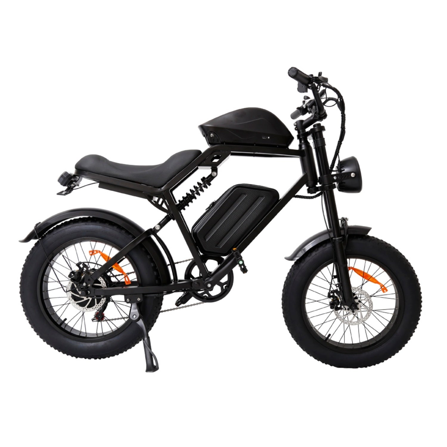 Ein schwarzes Elektrofahrrad mit dicken Reifen, Federung, einer zentralen Aufbewahrungsbox und einem Scheinwerfer.