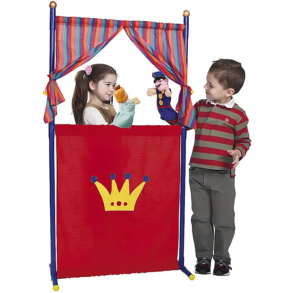 Dos niños juegan con títeres detrás de una cortina roja.