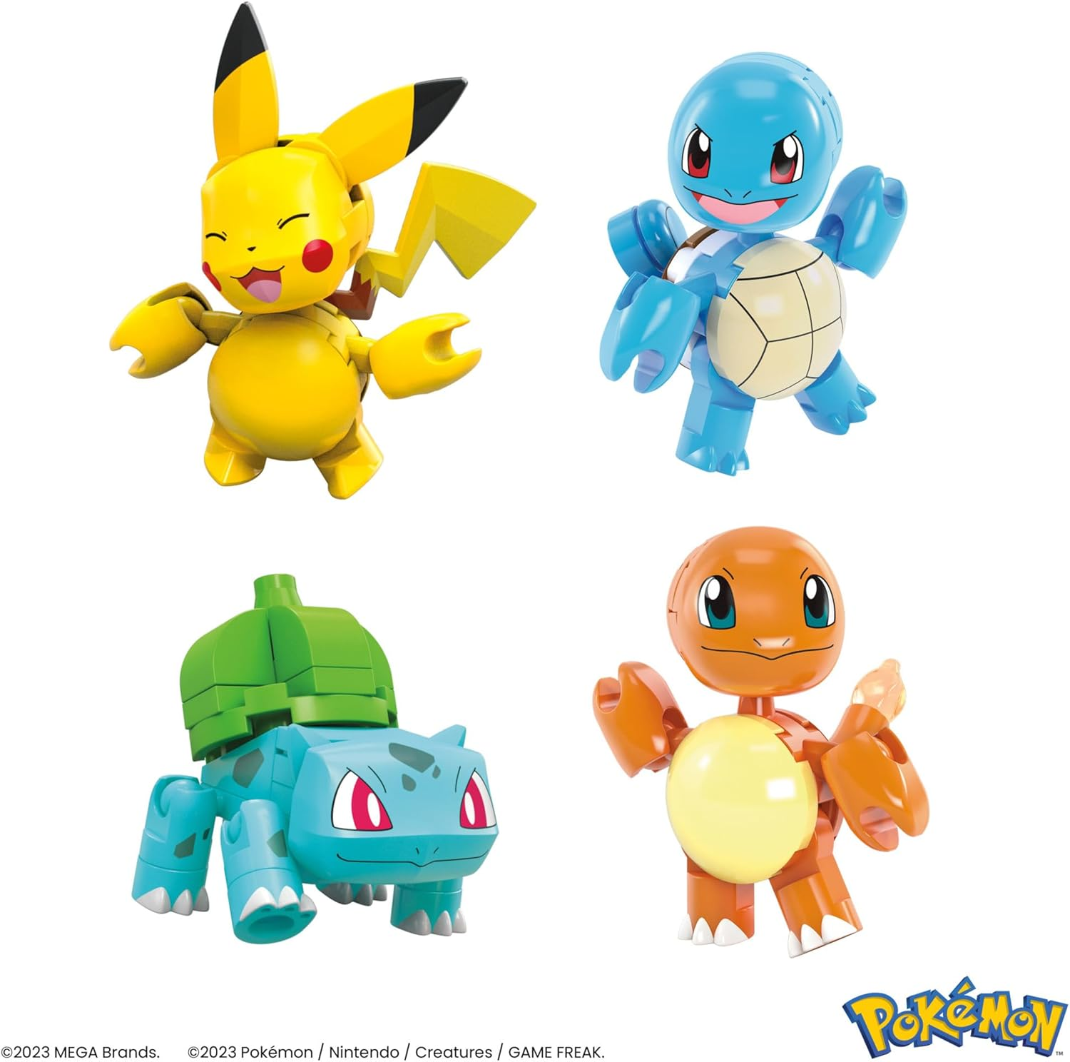 Vier baubare Pokémon-Figuren aus Bausteinen: Pikachu, Schiggy, Bisasam und Glumanda auf weißem Hintergrund.