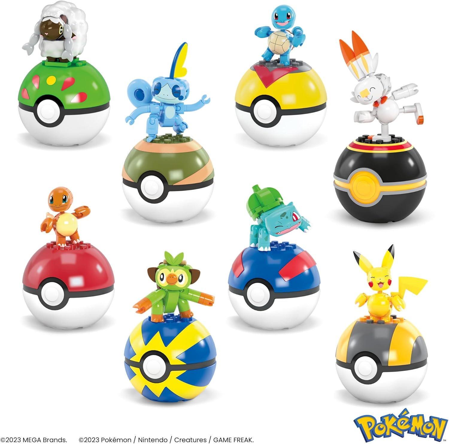 Acht Pokémon-Figuren aus Bausteinen stehen jeweils auf einer bunten Pokéball-Basis.