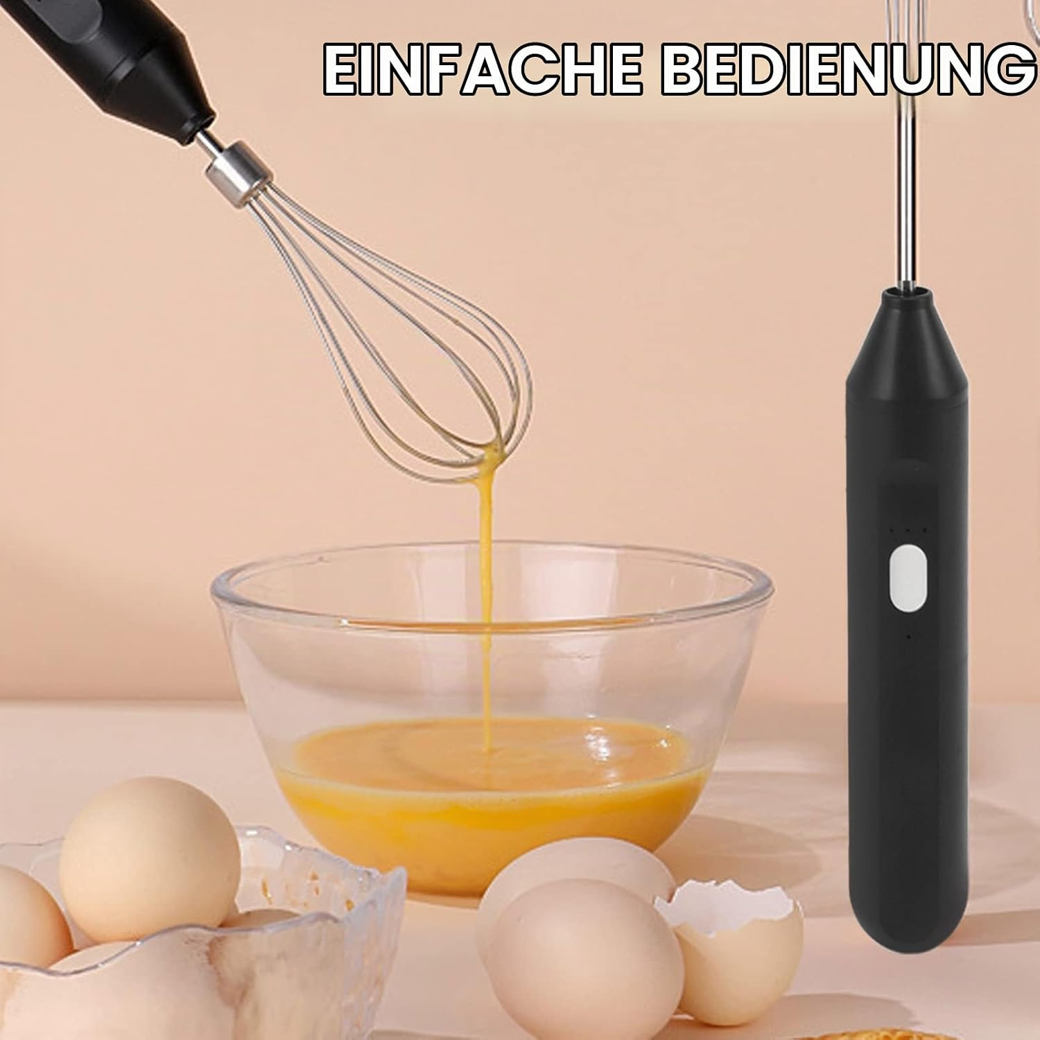 Ein Milchaufschäumer rührt Eier in einer Glasschüssel, umgeben von Eiern.