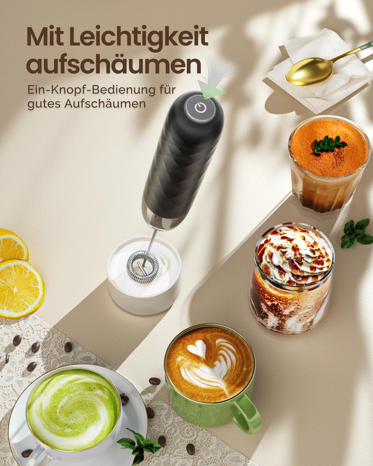 Ein Handmilchaufschäumer frotht Milch in einem kleinen Behälter neben verschiedenen Kaffeespezialitäten.