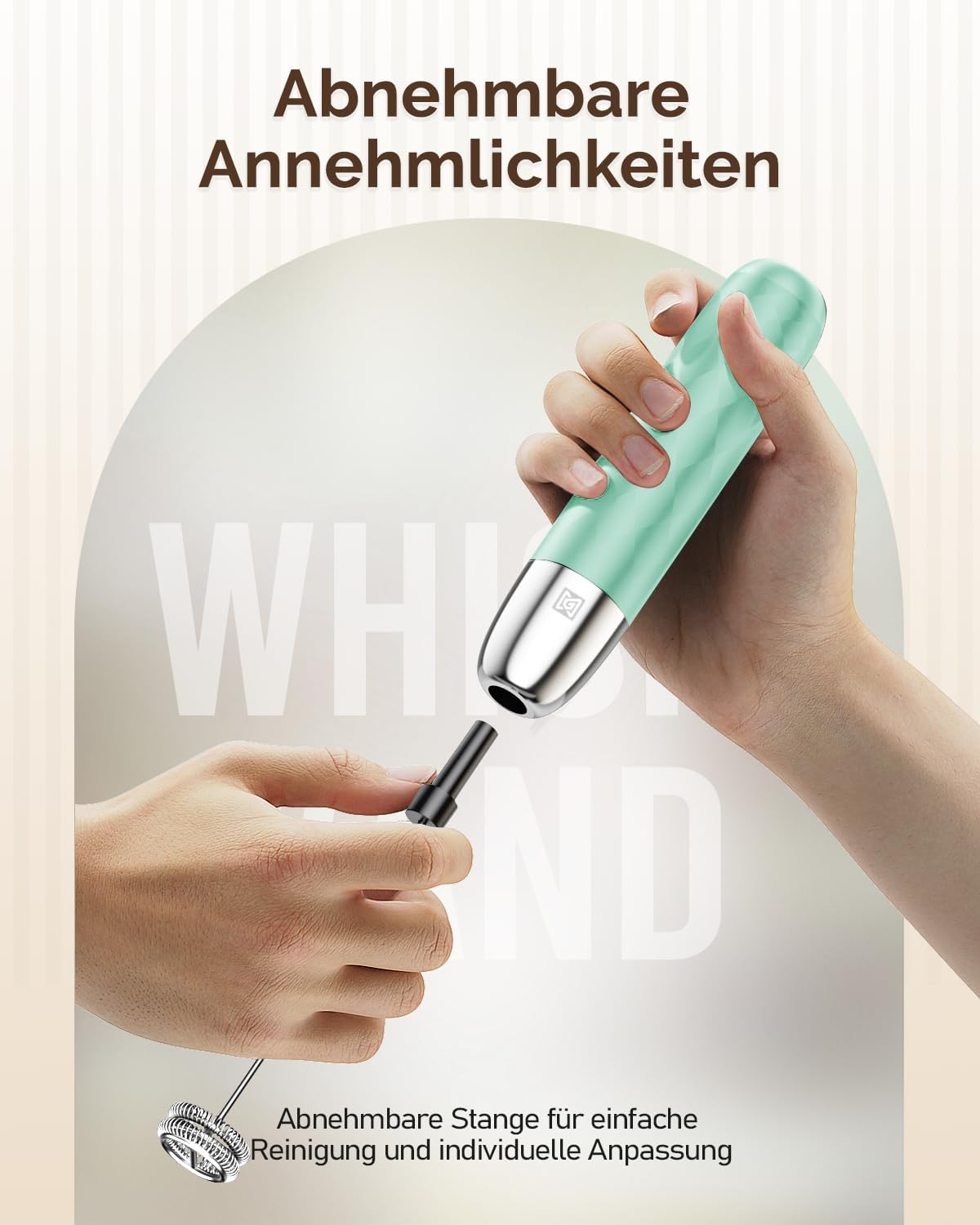 Hände setzen die abnehmbare Stange eines mintgrünen Milchschäumers zusammen.