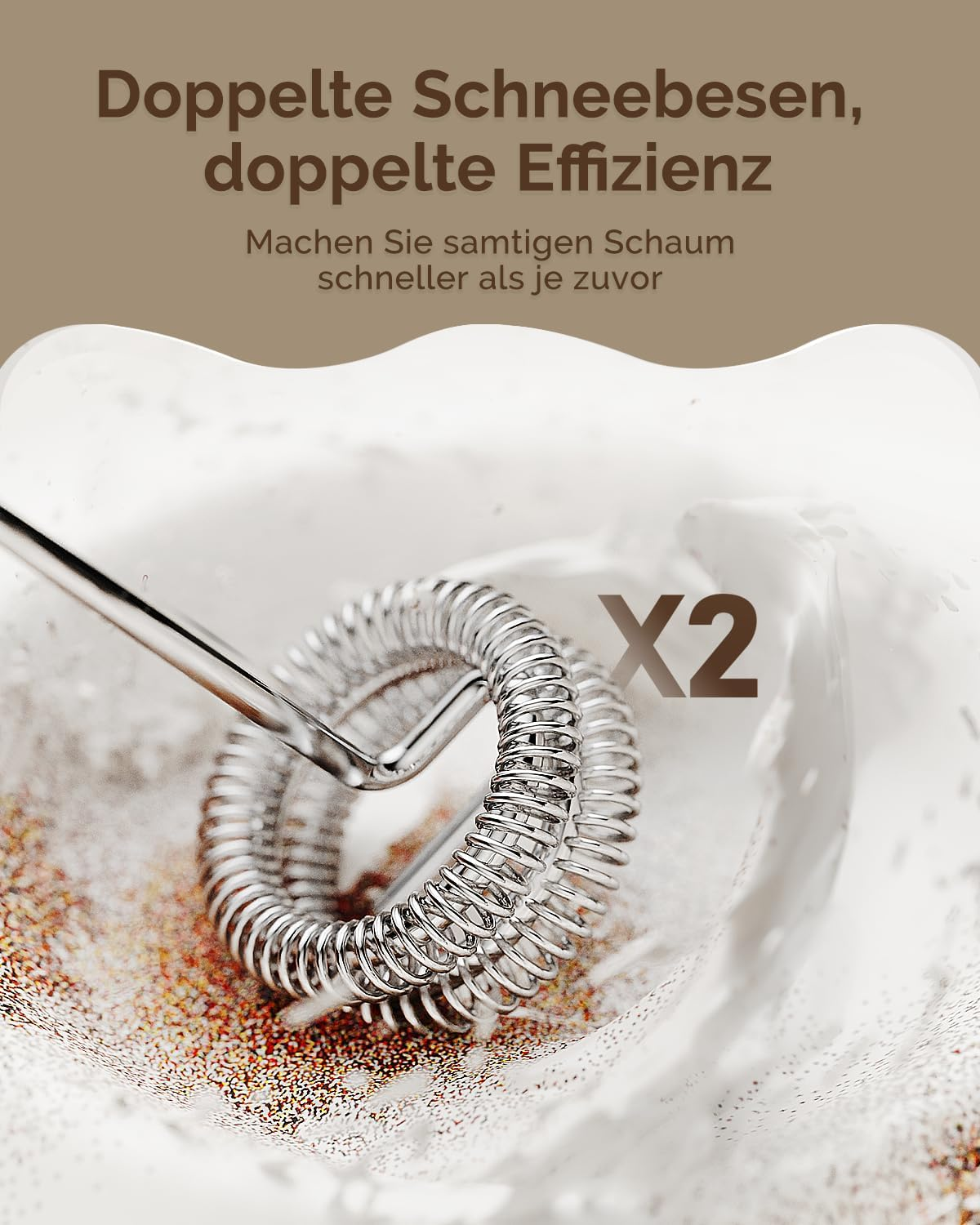 Ein doppelter Schneebesen schäumt Milch in einer Tasse auf, begleitet von Text auf Deutsch.