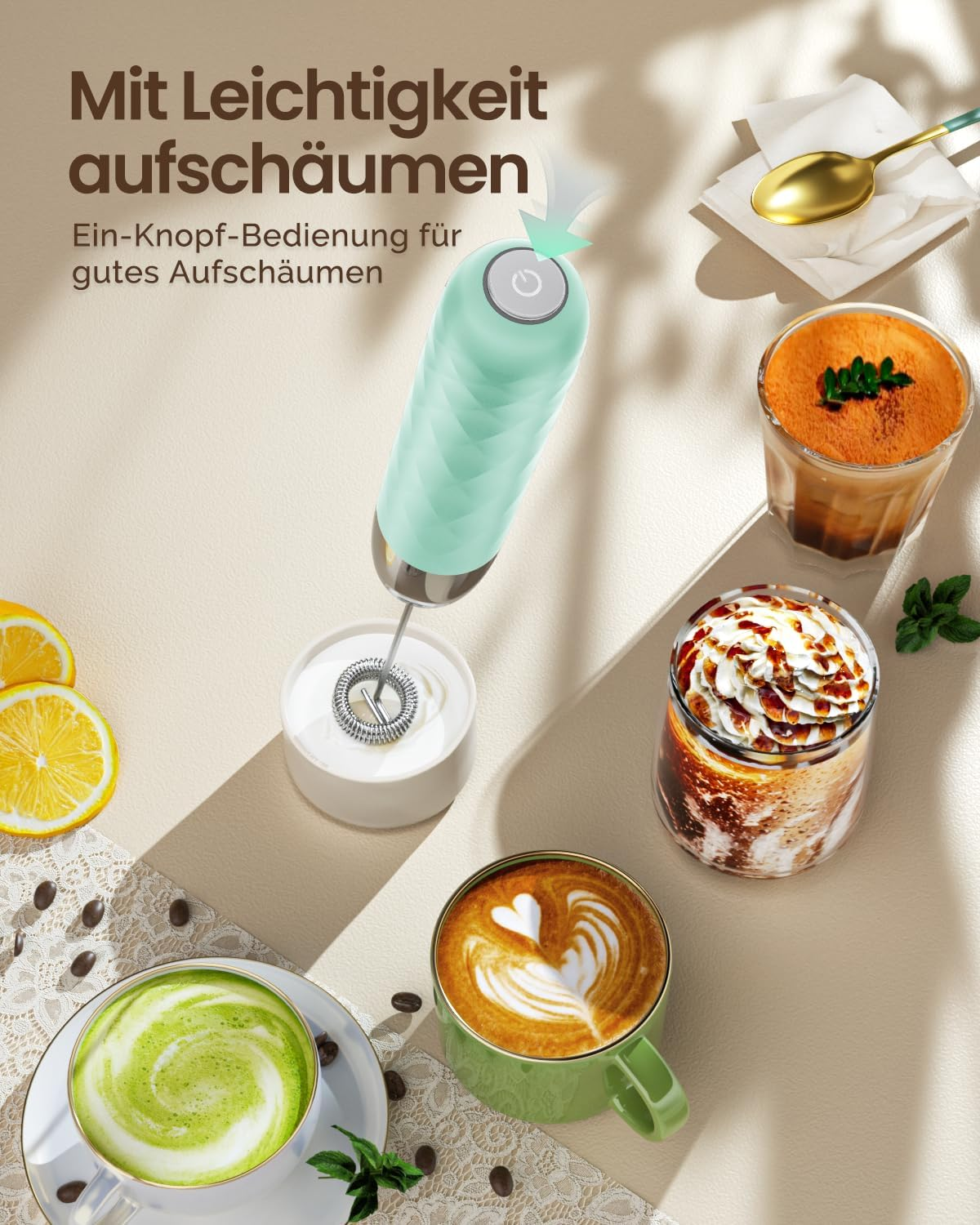 Ein mintgrüner Milchaufschäumer steht neben Tassen mit Kaffee, Matcha und verschiedenen Kaffeespezialitäten.
