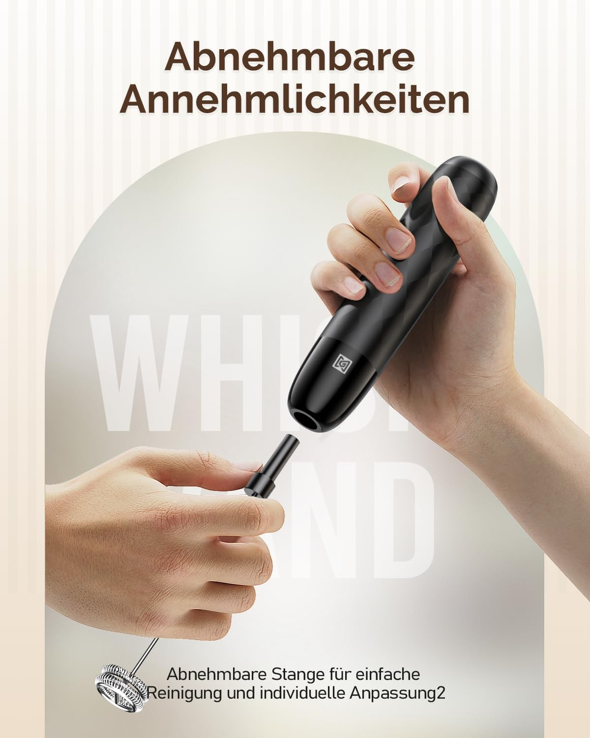 Hände setzen die Stange eines schwarzen Milchaufschäumers ein.