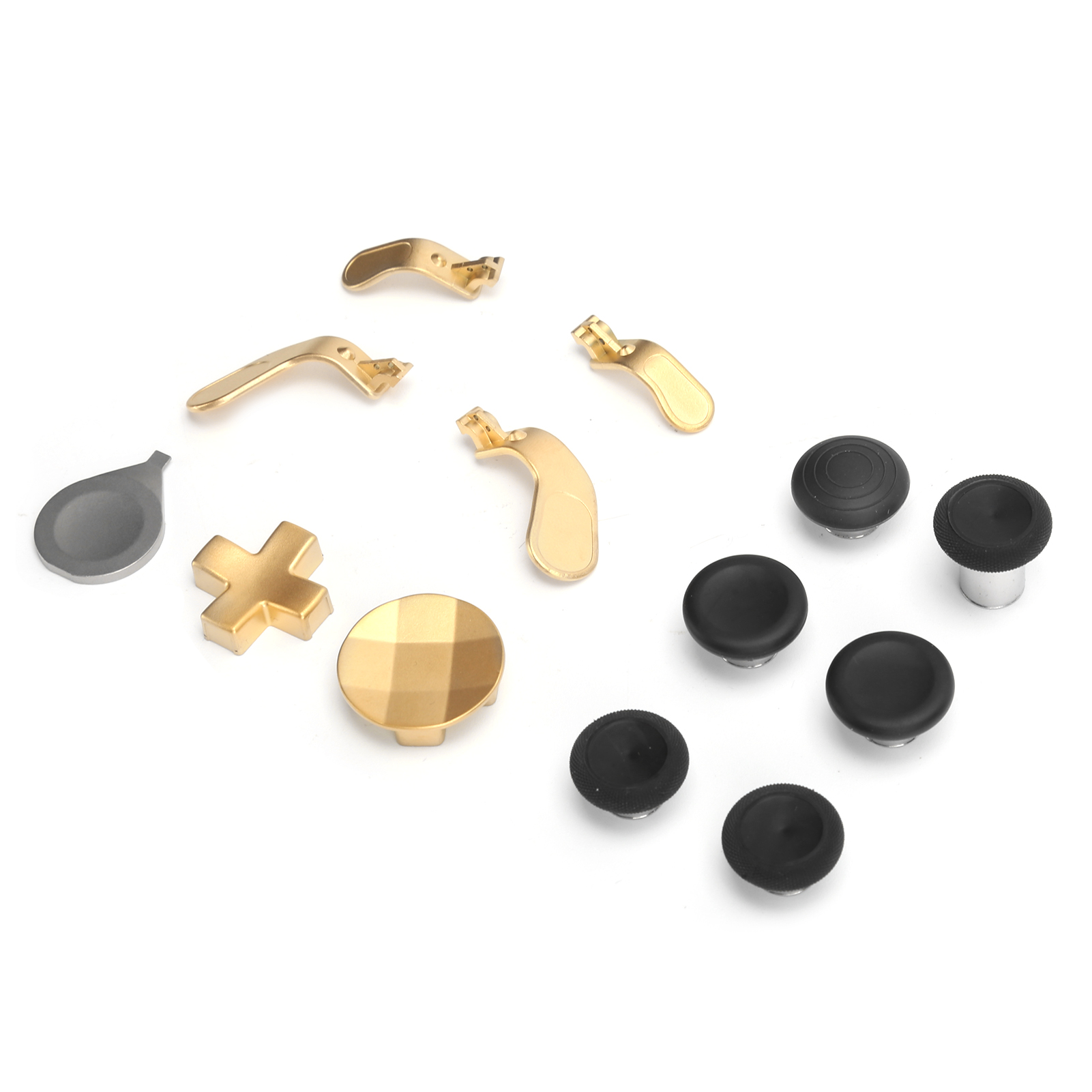 Goldfarbene Ersatzteile und schwarze Daumensticks für einen Controller auf weißem Grund.